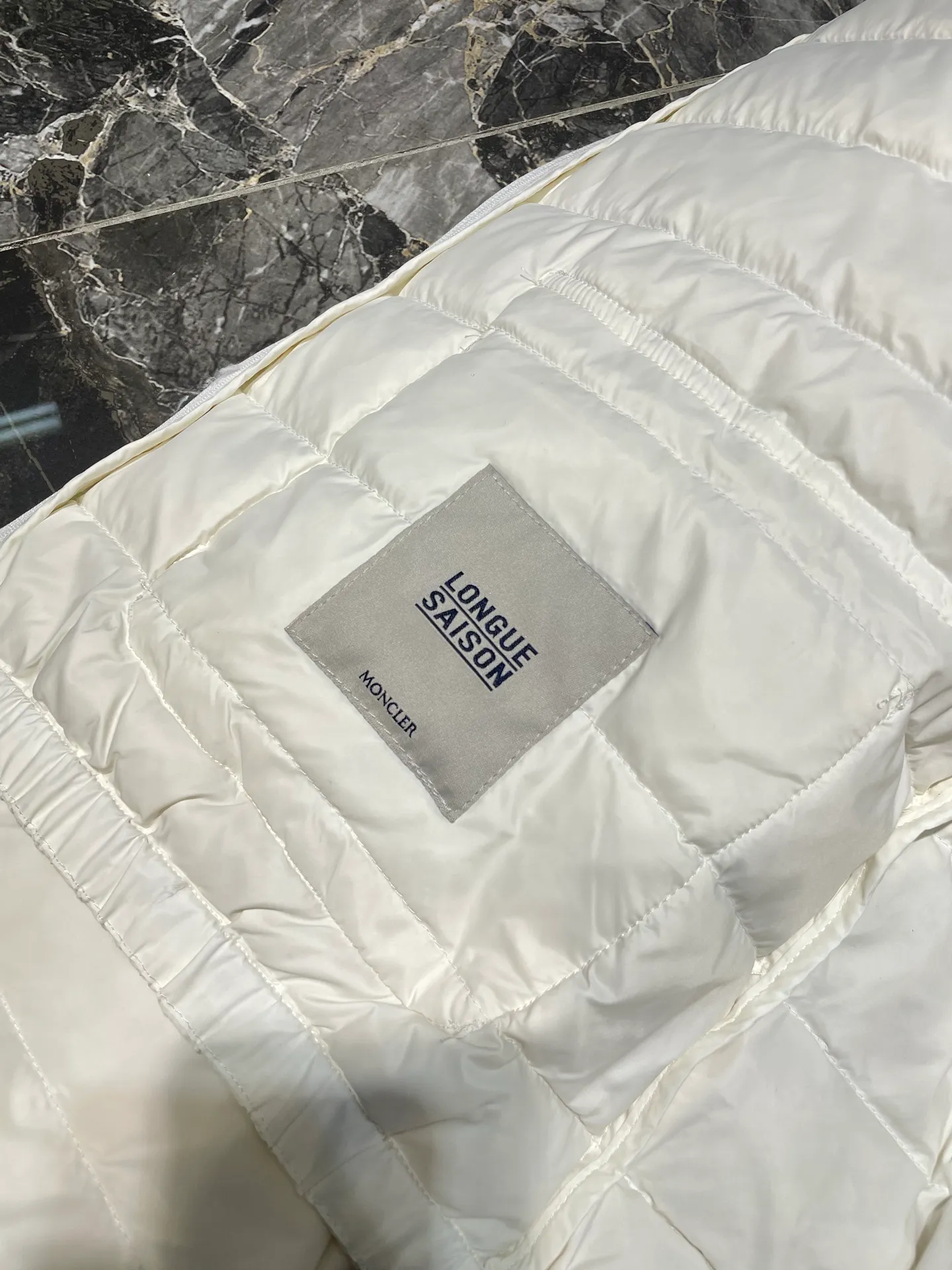 P670 Moncler 🌟Thin stand-up collar and lapel down jacket. Customized YB imported nylon material. The craftsmanship is restored. Upgraded material. It has the waterproof, windproof and cold-proof function of nylon. White goose down filling inside. The whole piece is light and warm. Zipper placket. Lapel stand-up collar two-wear design. Classic rectangular strip embossed treatment. Various styles. Iconic logo patches on the outside of the arms are embellished to highlight a low-key sense of luxury. The flap pocket design is practical to keep out the cold. Exquisite details can successfully get rid of dullness. Integrating warmth and fashion. Customized surface accessories. Look for the correct version. Down filling standard: national standard. Down filling material: white duck down. Size: s m l