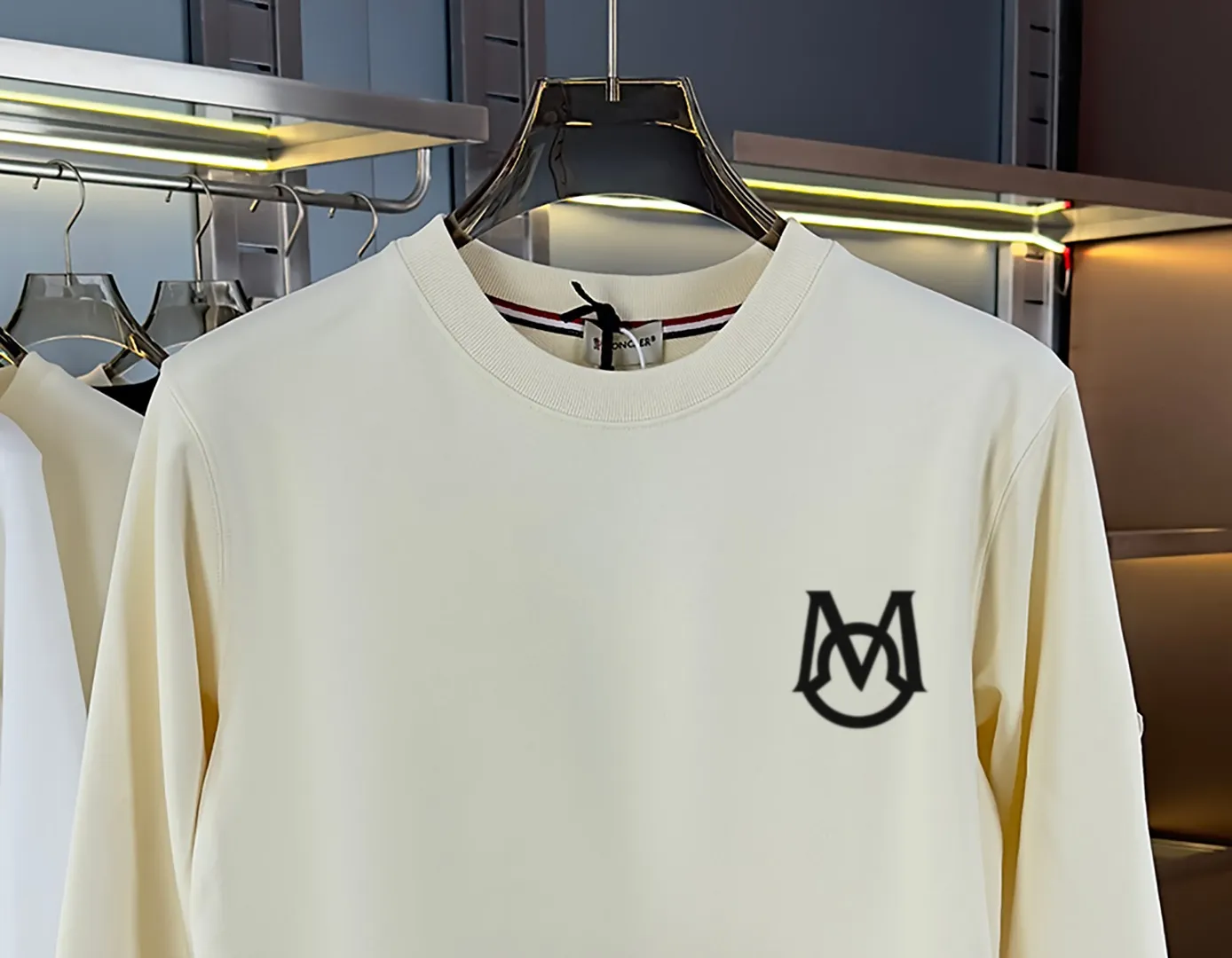 P210 high version sweatshirt) 📦With exclusive packaging📦 [Long-term ready stock] Upgraded version "Mobile phone smart sensor ~ NFC chip armband ~ Directly to the official website for anti-counterfeiting" 〖 𝐌𝐎𝐍𝐂𝐋𝐄𝐑 ~ Mouth covering〗 2025 new high quality, using 450 grams of heavyweight fabric Different from the market currency, you can mix and match everything at will and you will be handsome😎The whole clothes is made of double waistcoats. The double waistcoats make the whole dress more three-dimensional. It is not an ordinary factory that can do such fine work. 2025 autumn and winter new style, on sale at the counter, exquisite printed round neck terry sweatshirt. High-end double-ply cotton. Customized stretch ribs are dyed in the same vat. Three standards are complete. It is matched with digital printing patterns and is very breathable. Same style for men and women. Color: black, white, apricot. Size: S M L XL 2XL