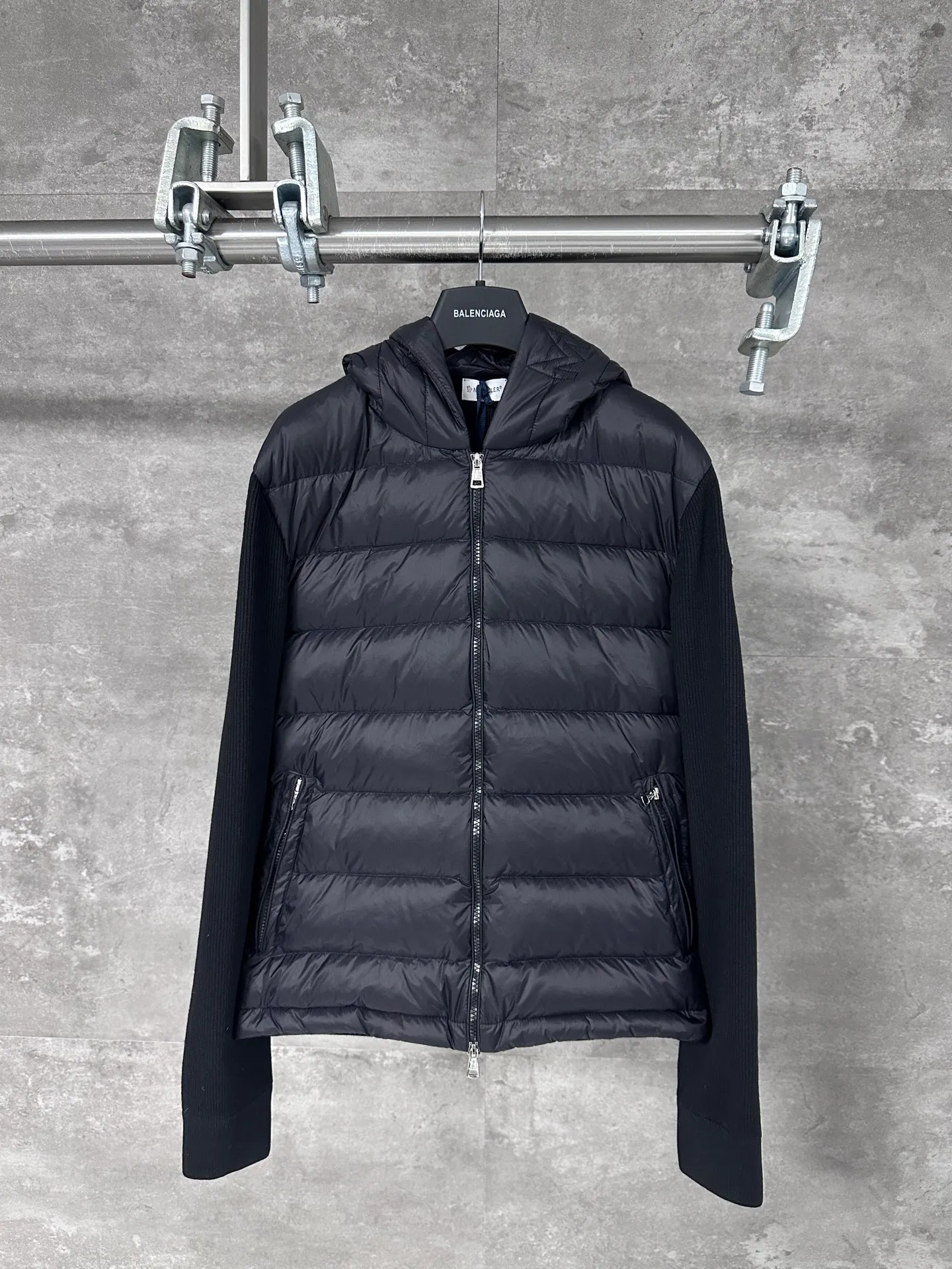 P680 MoncleR/Muzzle Early autumn new hooded embroidered zipper wool knitted splicing jacket single down, a winter inner item, a must-have item for early autumn. The striped quilted cropped slim fit is versatile and effortless. The classic red, white and blue zipper design is age-reducing and fashionable. Original customized national standard 90 white duck down filling! Imported lightweight memory silk fabric is breathable and lightweight! Imported machine sewing line technology. The upper body is pure and handsome. Original hardware accessories Original mark Original size Size: S/M/L/XL/XXL