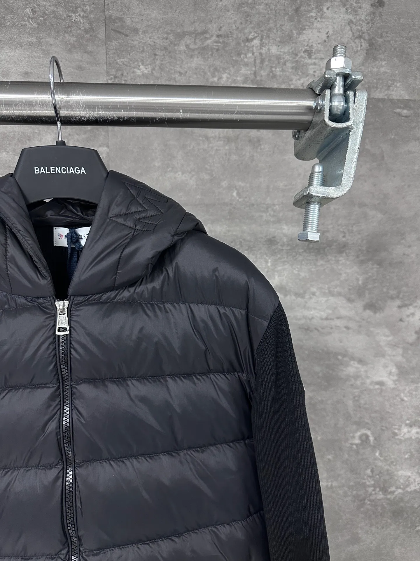 P680 MoncleR/Muzzle Early autumn new hooded embroidered zipper wool knitted splicing jacket single down, a winter inner item, a must-have item for early autumn. The striped quilted cropped slim fit is versatile and effortless. The classic red, white and blue zipper design is age-reducing and fashionable. Original customized national standard 90 white duck down filling! Imported lightweight memory silk fabric is breathable and lightweight! Imported machine sewing line technology. The upper body is pure and handsome. Original hardware accessories Original mark Original size Size: S/M/L/XL/XXL