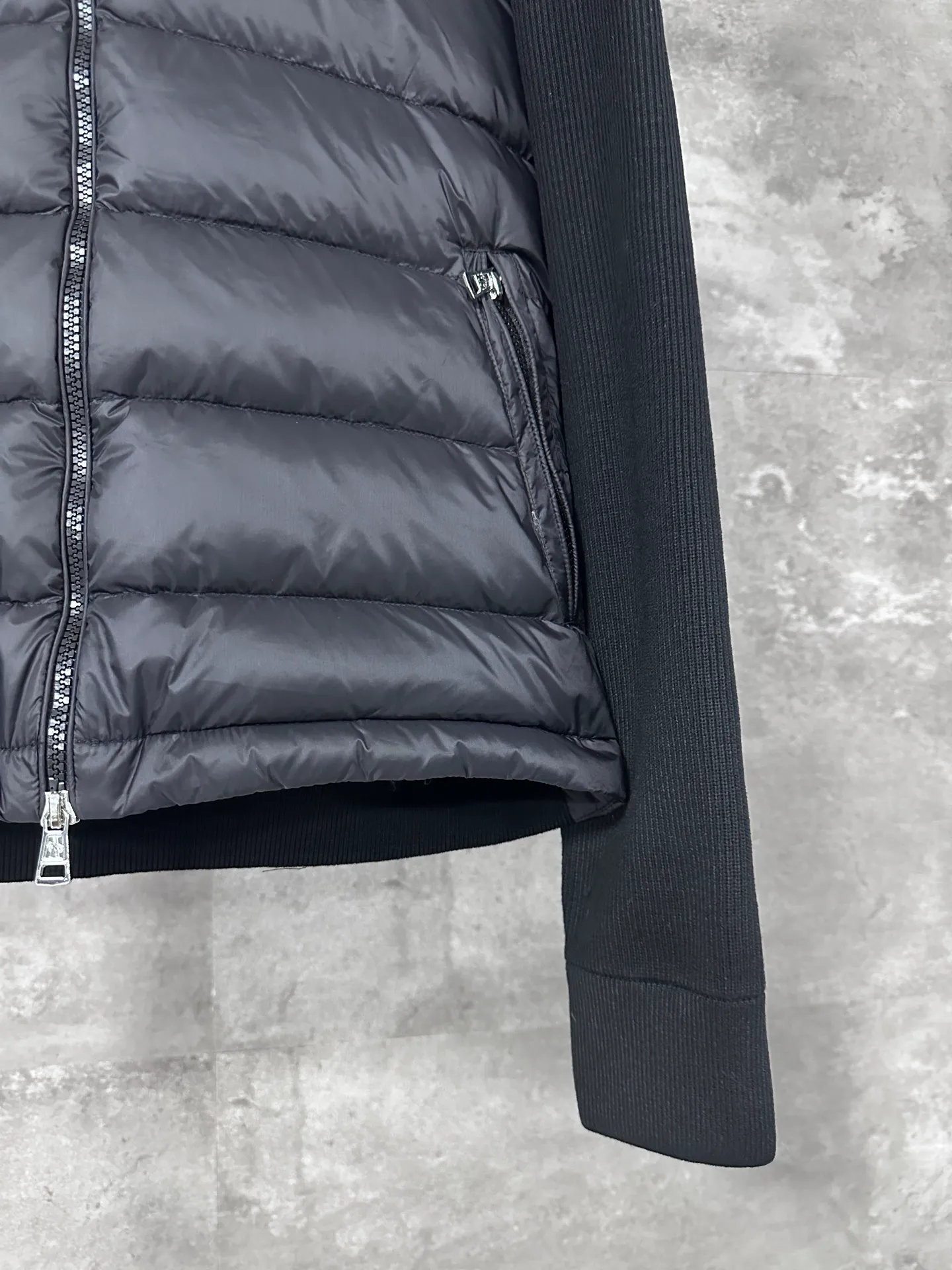 P680 MoncleR/Muzzle Early autumn new hooded embroidered zipper wool knitted splicing jacket single down, a winter inner item, a must-have item for early autumn. The striped quilted cropped slim fit is versatile and effortless. The classic red, white and blue zipper design is age-reducing and fashionable. Original customized national standard 90 white duck down filling! Imported lightweight memory silk fabric is breathable and lightweight! Imported machine sewing line technology. The upper body is pure and handsome. Original hardware accessories Original mark Original size Size: S/M/L/XL/XXL