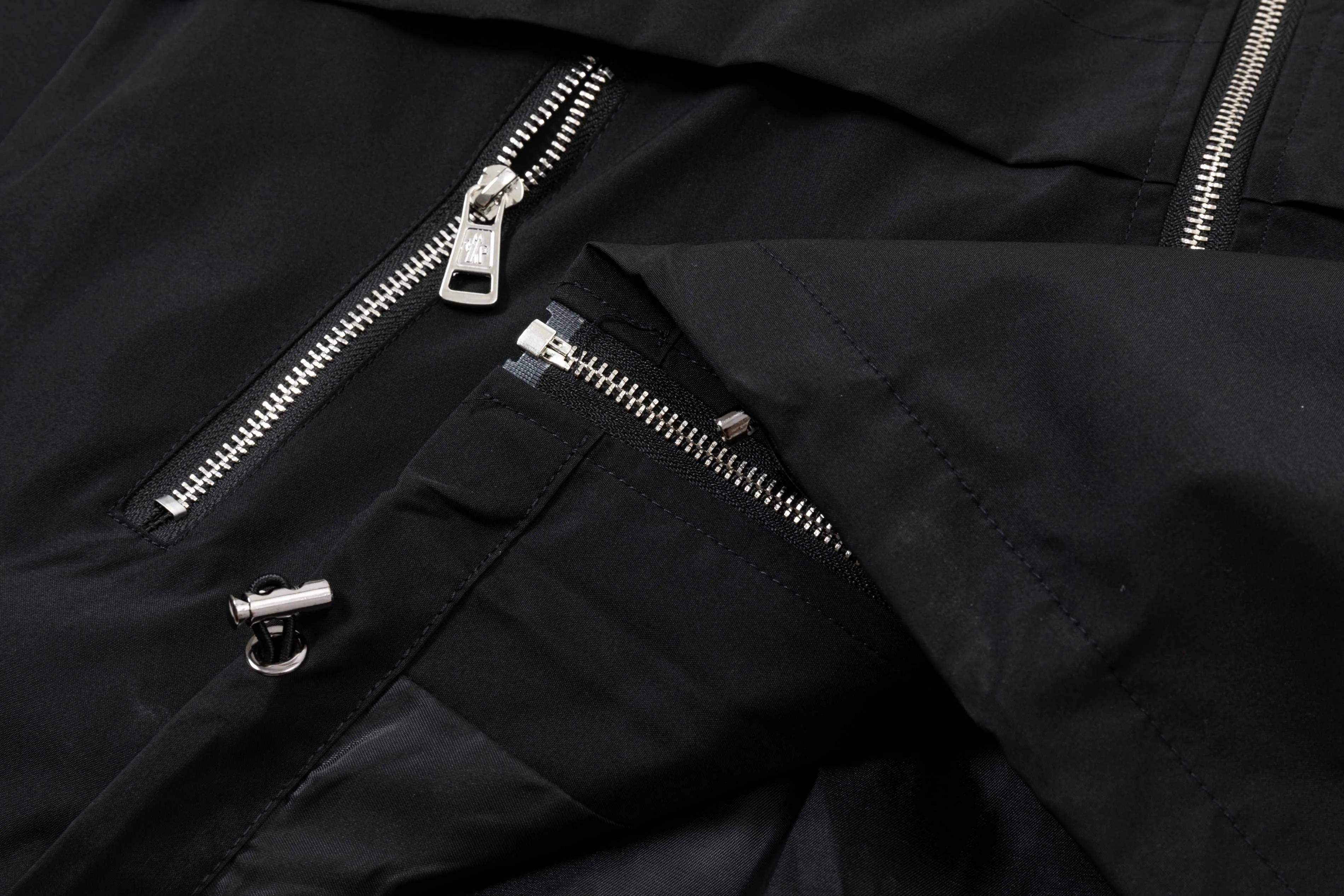 P320 2025 Mouthless MONCLER... New style for autumn and winter Hardware logo. High-quality hooded jacket. Mainly recommended version. Customized fabrics. Higher grade. High-density memory brushed lining. More fashionable and comfortable. High-standard customization. The upper body is very stylish. Classic and versatile. It can be matched with any fashion. The version is super good. It is recommended!  Color: Black Size: M-4XL