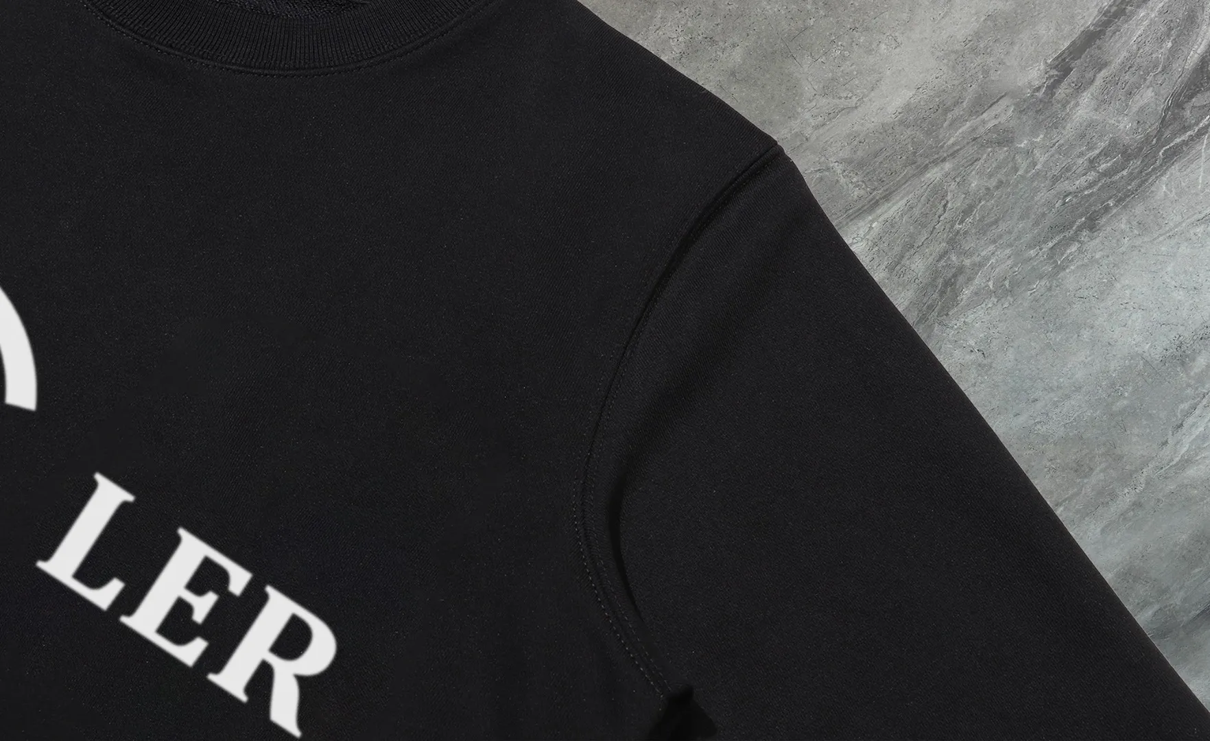 P210 High-version sweatshirt) [Long-term stock] 〖𝐌𝐎𝐍𝐂𝐋𝐄𝐑~Mask〗 Made of 440g heavy-weight fabric. It is different from the market currency. It can be matched with any variety and is properly handsome. 😎The whole dress is made of double waistcoats. The double waistcoats make the whole dress more three-dimensional. Not ordinary factories can do such fine work. 2025 Spring runway version of the T stage, on sale at the counter, round neck terry sweatshirt, high-end double-strand pure cotton, custom-made stretch ribs, dyed in the same vat, complete with three standards, matched with exquisite embroidered LOGO on the chest, simple and advanced, same style for men and women. Color: black, apricot, white, size: S M L XL 2XL