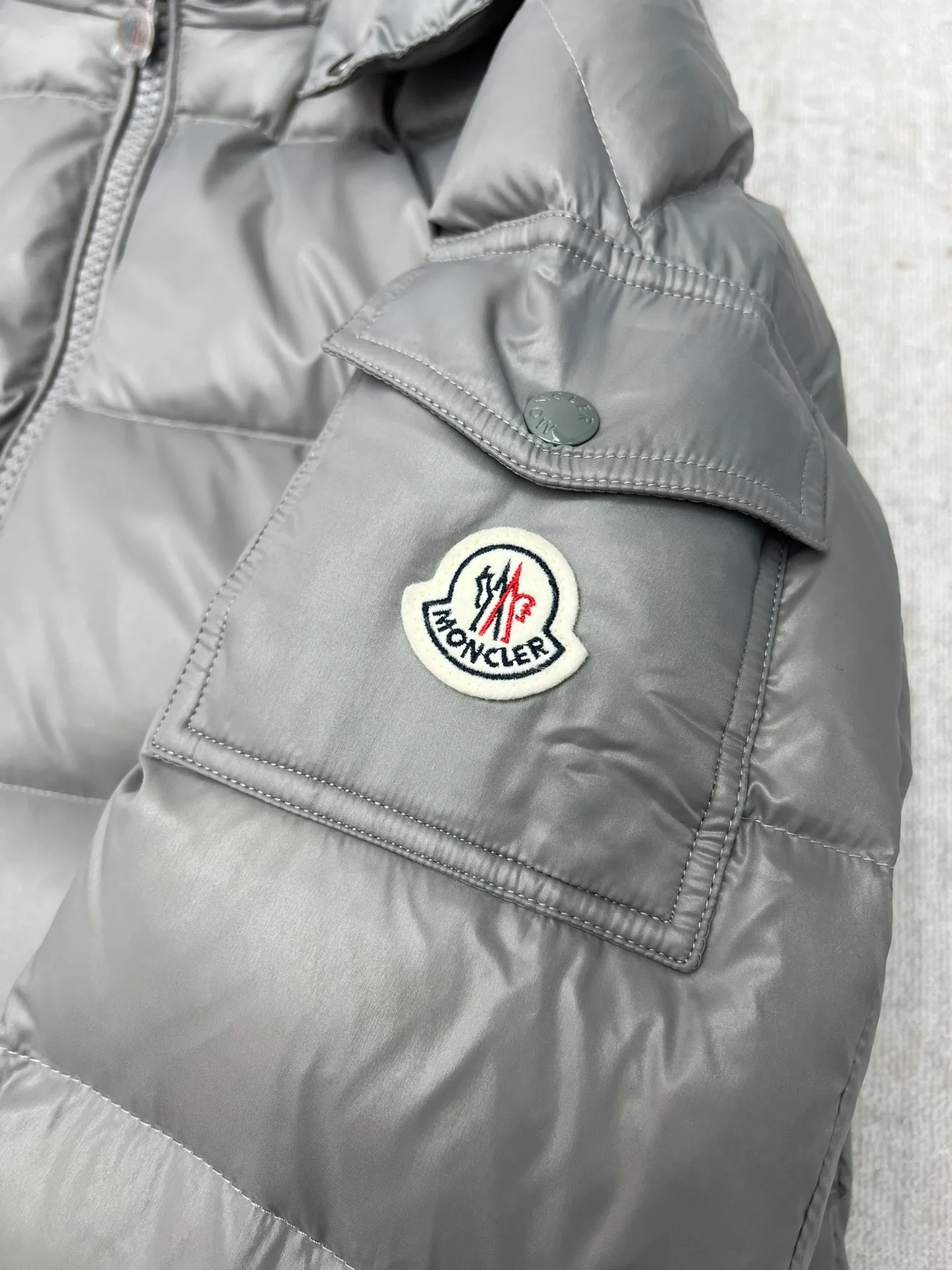 P870 25ss new Maya series Moncler Maya Hooded Short Down Jacket solid color detachable hood zipper short long-sleeved down jacket high version code number: 1.2.3.4.5.