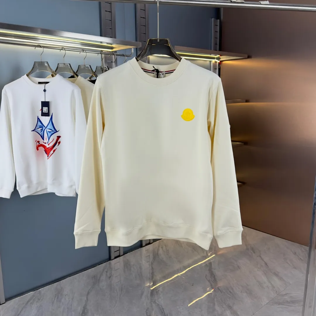 P210 High-version sweatshirt) [Long-term stock] 〖𝐌𝐎𝐍𝐂𝐋𝐄𝐑~Mask〗 Made of 440g heavy-weight fabric. It is different from the market currency. It can be matched with any variety and is properly handsome. 😎The whole dress is made of double waistcoats. The double waistcoats make the whole dress more three-dimensional. Not ordinary factories can do such fine work. 2025 Spring runway version of the T stage, on sale at the counter, round neck terry sweatshirt, high-end double-strand pure cotton, custom-made stretch ribs, dyed in the same vat, complete with three standards, matched with exquisite embroidered LOGO on the chest, simple and advanced, same style for men and women. Color: black, apricot, white, size: S M L XL 2XL