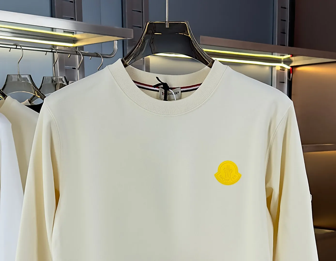 P210 High-version sweatshirt) [Long-term stock] 〖𝐌𝐎𝐍𝐂𝐋𝐄𝐑~Mask〗 Made of 440g heavy-weight fabric. It is different from the market currency. It can be matched with any variety and is properly handsome. 😎The whole dress is made of double waistcoats. The double waistcoats make the whole dress more three-dimensional. Not ordinary factories can do such fine work. 2025 Spring runway version of the T stage, on sale at the counter, round neck terry sweatshirt, high-end double-strand pure cotton, custom-made stretch ribs, dyed in the same vat, complete with three standards, matched with exquisite embroidered LOGO on the chest, simple and advanced, same style for men and women. Color: black, apricot, white, size: S M L XL 2XL