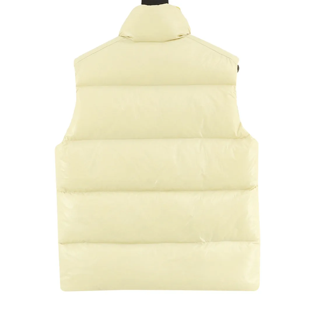 P940 Moncler Lipsi down vest Contrast color splicing design. Super full filling. Original purchase and development, distinguishing low-end versions from all the pictures and prints on the Internet. Lipsi men's down vest is made of bright nylon laqué fabric, suitable for wearing in different seasons, bringing warmth and care. The Lipsi short down vest embodies Moncler's classic design and is a must-have item for your wardrobe from season to season. Crafted from lightweight, functional nylon laqué fabric, it has a contrast lining for a vibrant feel. Details •Made from lightweight nylon laqué fabric •Lightweight nylon laqué lining •Down filled •Stand collar •Zip closure •Zip pockets •Chenille logo patch Black/Ivory size:1-5