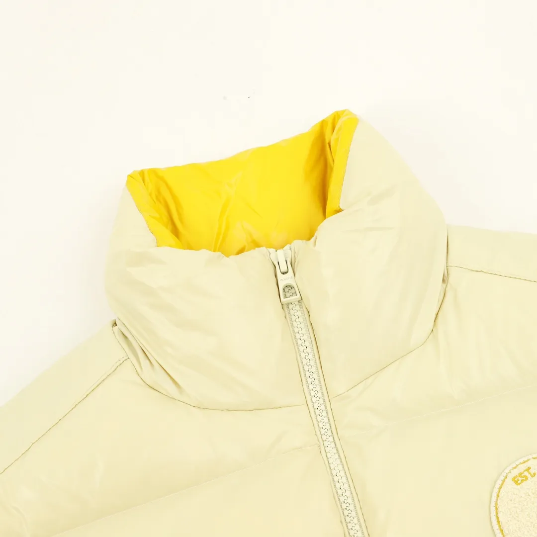 P940 Moncler Lipsi down vest Contrast color splicing design. Super full filling. Original purchase and development, distinguishing low-end versions from all the pictures and prints on the Internet. Lipsi men's down vest is made of bright nylon laqué fabric, suitable for wearing in different seasons, bringing warmth and care. The Lipsi short down vest embodies Moncler's classic design and is a must-have item for your wardrobe from season to season. Crafted from lightweight, functional nylon laqué fabric, it has a contrast lining for a vibrant feel. Details •Made from lightweight nylon laqué fabric •Lightweight nylon laqué lining •Down filled •Stand collar •Zip closure •Zip pockets •Chenille logo patch Black/Ivory size:1-5