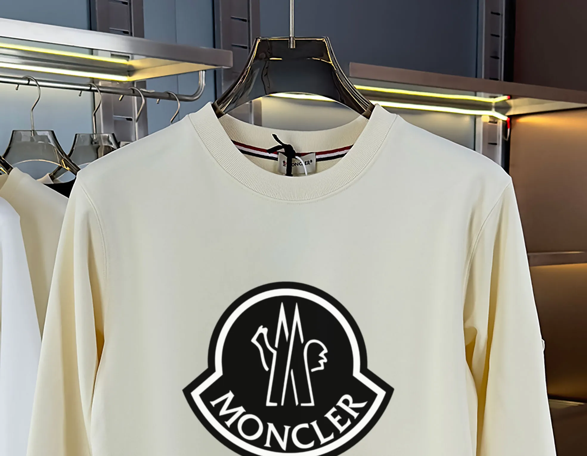 P210 high version sweatshirt) 📦With exclusive picture packaging📦 [Long-term ready stock] Upgraded version "Mobile phone smart sensor ~ NFC chip armband ~ Direct access to the official website anti-counterfeiting" 〖 𝐌𝐎𝐍𝐂𝐋𝐄𝐑 ~ Mouth covering〗 2025 new high quality, using 450g heavyweight fabric Different from the market currency, you can mix and match everything at will and you will be handsome😎The whole clothes is made of double waistcoats. The double waistcoats make the whole dress more three-dimensional. It is not an ordinary factory that can do such fine work. 2025 autumn and winter new style, on sale at the counter, exquisite printed round neck terry sweatshirt. High-end double-ply cotton. Customized stretch ribs are dyed in the same vat. Three standards are complete. It is matched with digital printing patterns and is very breathable. Same style for men and women. Color: black, white, apricot. Size: S M L XL 2XL