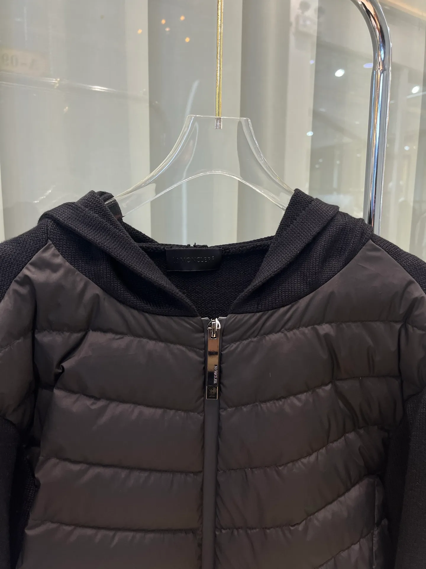 P780 Moncler 25 women's hooded patchwork down jacket is the first choice for women this autumn. It is versatile and easy to wear. Original customized national standard 90 white duck down filling! 1:1 hardware comparison, store quality. Color: Black Pink Size: S-M-L