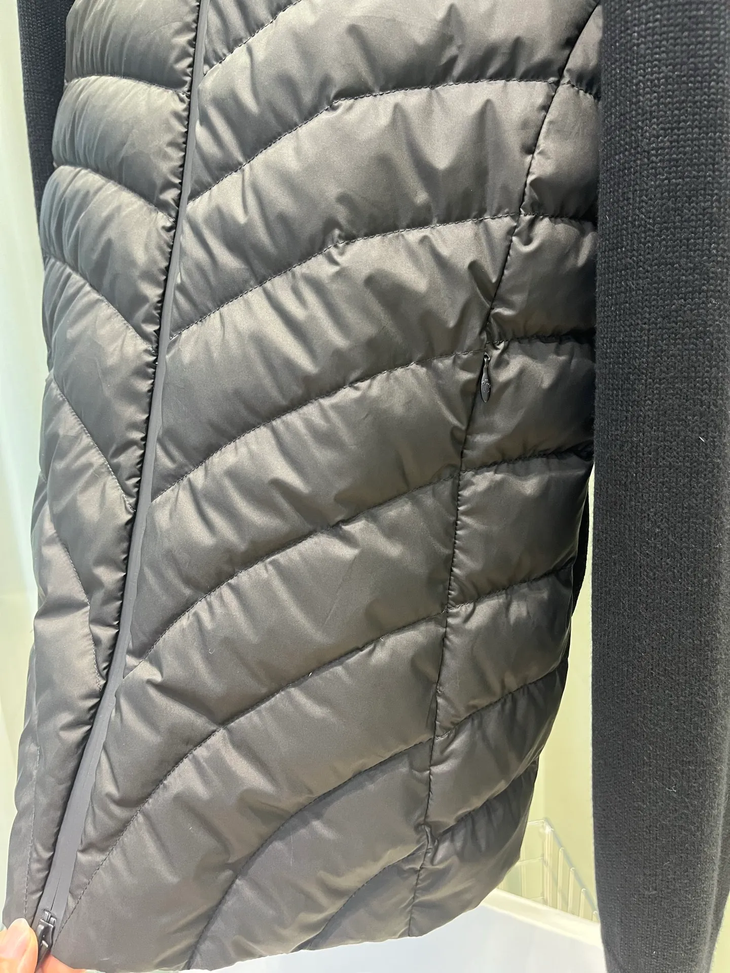 P780 Moncler 25 women's hooded patchwork down jacket is the first choice for women this autumn. It is versatile and easy to wear. Original customized national standard 90 white duck down filling! 1:1 hardware comparison, store quality. Color: Black Pink Size: S-M-L