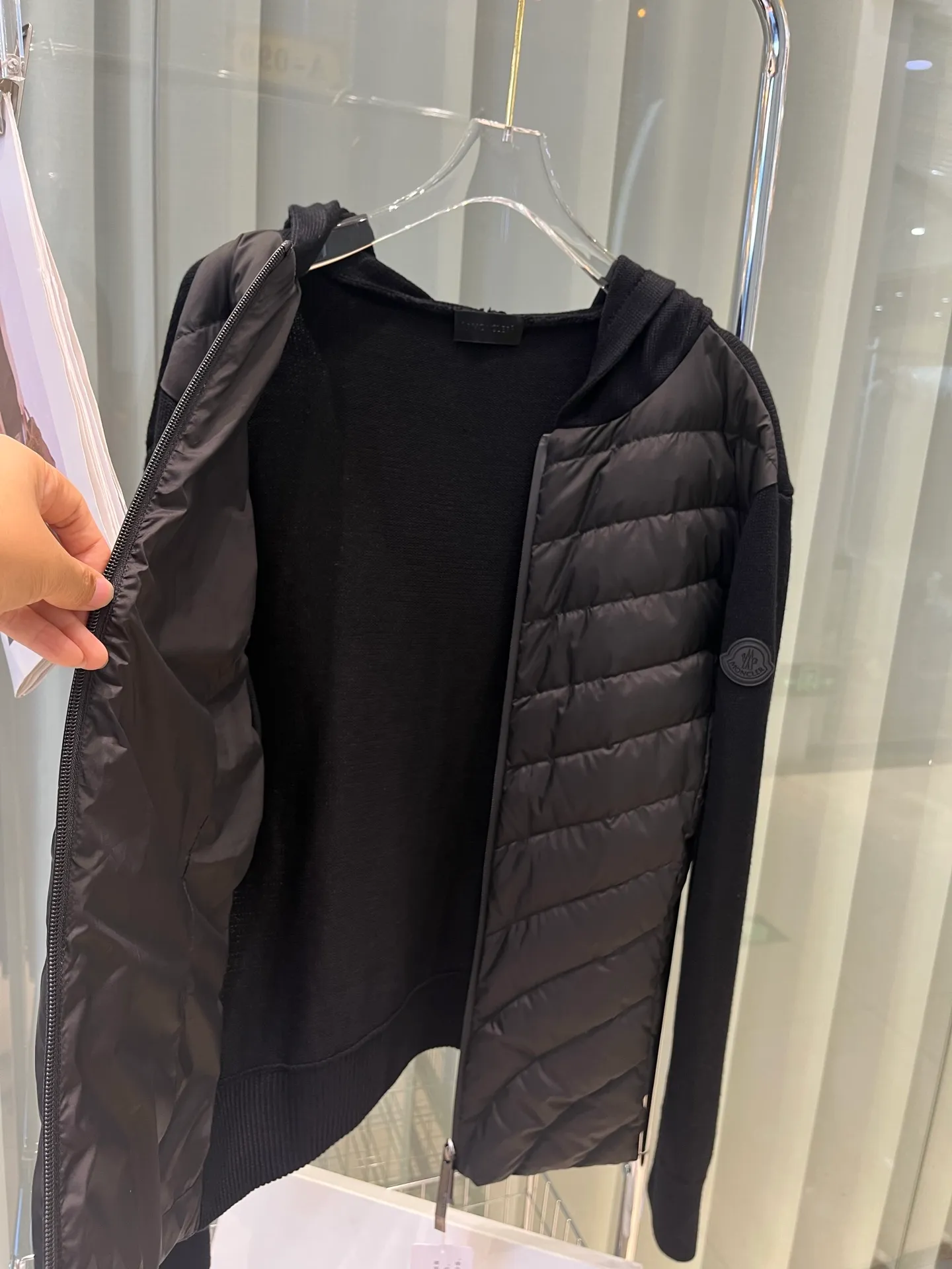 P780 Moncler 25 women's hooded patchwork down jacket is the first choice for women this autumn. It is versatile and easy to wear. Original customized national standard 90 white duck down filling! 1:1 hardware comparison, store quality. Color: Black Pink Size: S-M-L