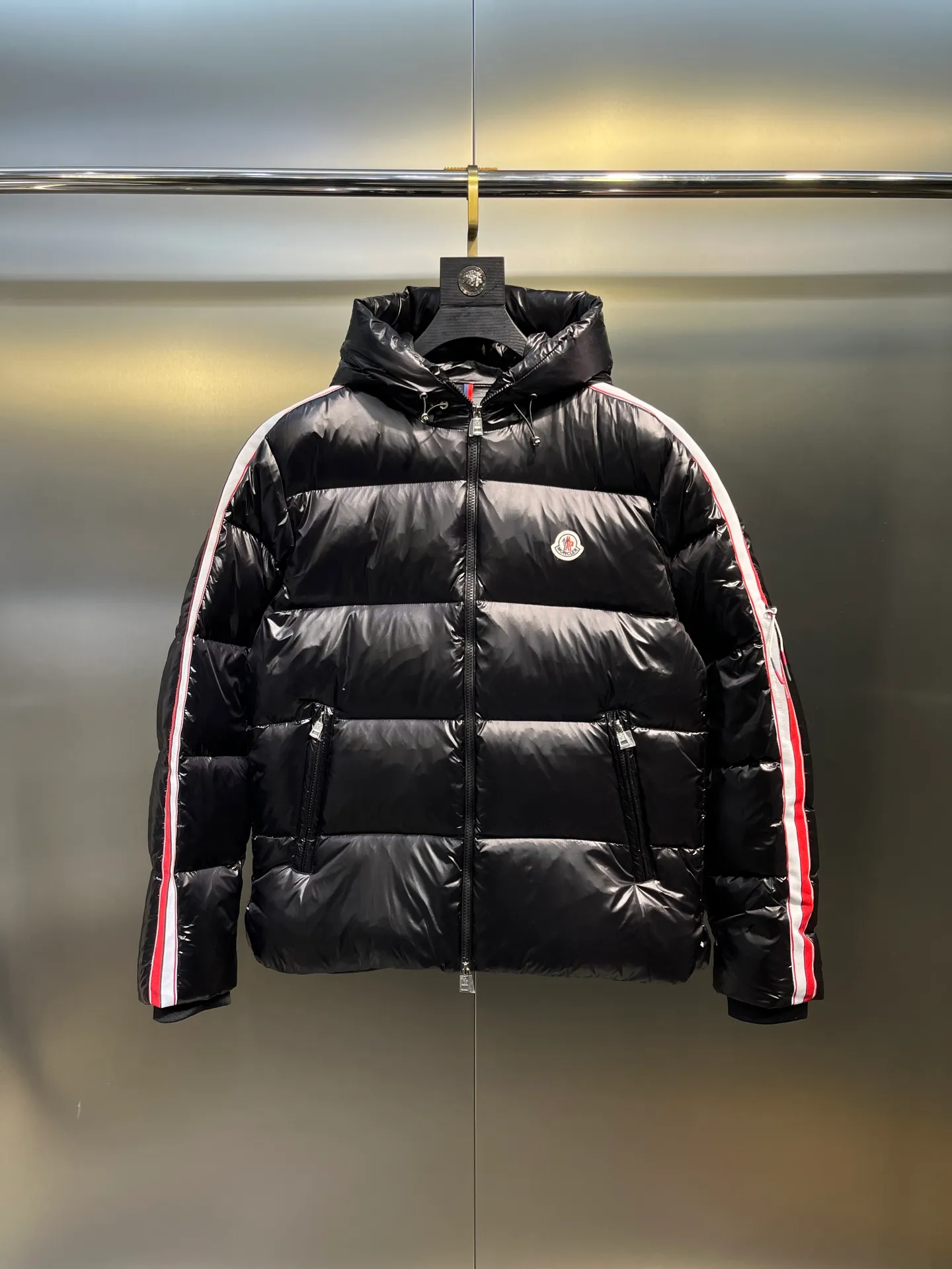 P900 moncler🌟 The latest down jacket in the world is here...except that it is not on the counter, there is really no difference. Accept the most stringent and critical eyes. This down jacket is really nothing to say! Every detail is worthy of your repeated consideration. In addition to retaining its powerful down craftsmanship, more fashion elements are added, making it more and more beautiful and trendy! It’s so eye-catching that you can’t resist its attraction! Not only does it look handsome, it is made of thick windproof fabric, and it is also filled with down with sufficient weight and excellent fluffiness. The interior is filled with European standard 90 goose down, and the inner liner refuses any possibility of velvet! Made of Longue Saison nylon with down filling and pudding quilting. Hooded hood with drawstring and Moncler lettering. Zippered side pockets. Two-way zipper closure on the front. Adjustable elastic cuffs with snap button closure. A zippered hidden pocket is also made on the sleeve. The shoulders are regularly cut, and the body has a straight cut. Exterior: 100% polyamide/nylon; Lining: 100% polyamide/nylon; Filling: 90% down, 10% feather; 1 material: 100% polyamide/nylon Each down jacket has more than 400 grams of down filling. A true cost-effective cold-resistant weapon. Color: black, white, size: 12345