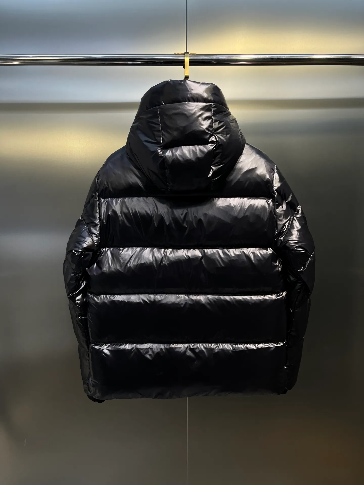 P900 moncler🌟 The latest down jacket in the world is here...except that it is not on the counter, there is really no difference. Accept the most stringent and critical eyes. This down jacket is really nothing to say! Every detail is worthy of your repeated consideration. In addition to retaining its powerful down craftsmanship, more fashion elements are added, making it more and more beautiful and trendy! It’s so eye-catching that you can’t resist its attraction! Not only does it look handsome, it is made of thick windproof fabric, and it is also filled with down with sufficient weight and excellent fluffiness. The interior is filled with European standard 90 goose down, and the inner liner refuses any possibility of velvet! Made of Longue Saison nylon with down filling and pudding quilting. Hooded hood with drawstring and Moncler lettering. Zippered side pockets. Two-way zipper closure on the front. Adjustable elastic cuffs with snap button closure. A zippered hidden pocket is also made on the sleeve. The shoulders are regularly cut, and the body has a straight cut. Exterior: 100% polyamide/nylon; Lining: 100% polyamide/nylon; Filling: 90% down, 10% feather; 1 material: 100% polyamide/nylon Each down jacket has more than 400 grams of down filling. A true cost-effective cold-resistant weapon. Color: black, white, size: 12345