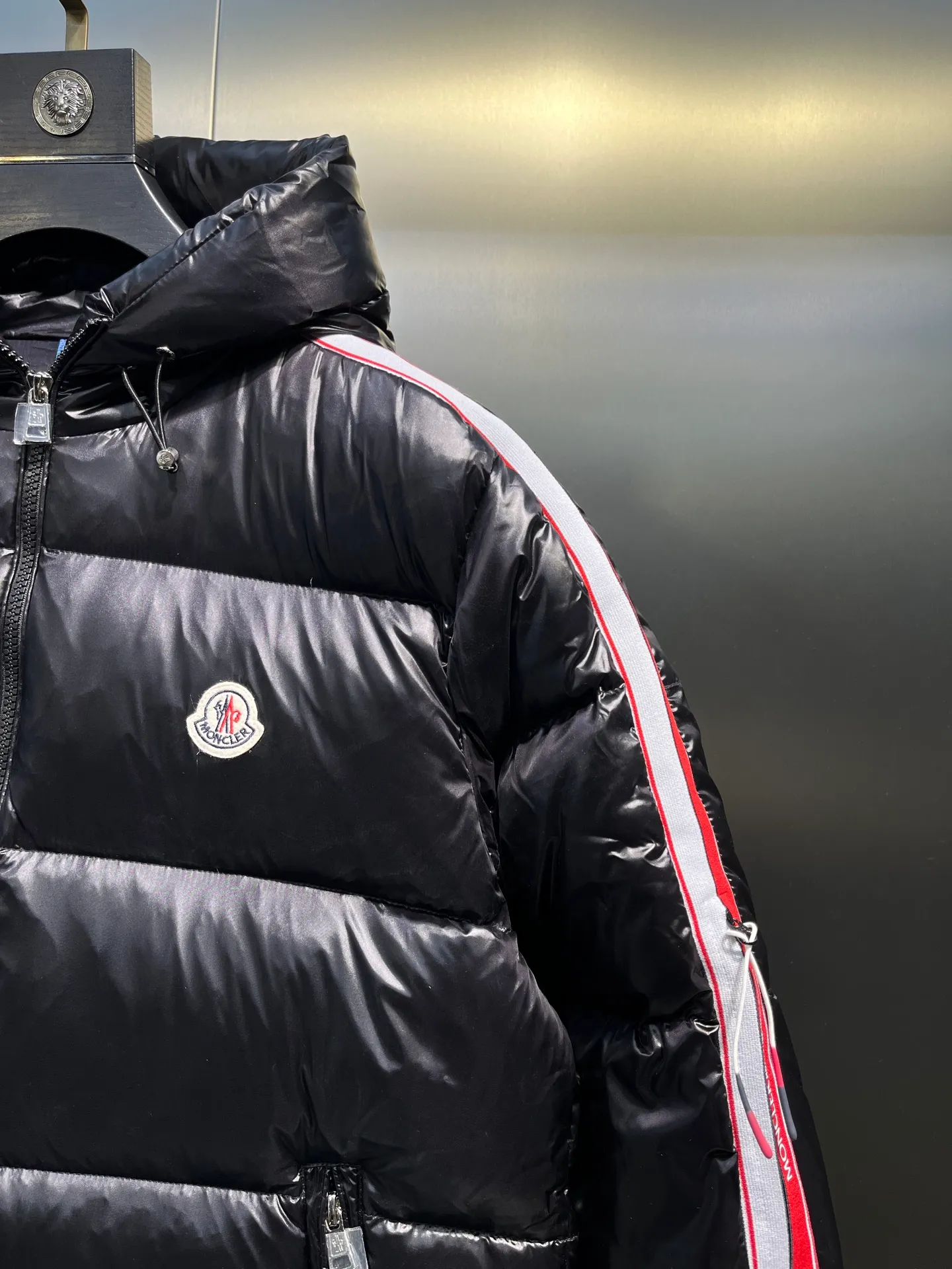 P900 moncler🌟 The latest down jacket in the world is here...except that it is not on the counter, there is really no difference. Accept the most stringent and critical eyes. This down jacket is really nothing to say! Every detail is worthy of your repeated consideration. In addition to retaining its powerful down craftsmanship, more fashion elements are added, making it more and more beautiful and trendy! It’s so eye-catching that you can’t resist its attraction! Not only does it look handsome, it is made of thick windproof fabric, and it is also filled with down with sufficient weight and excellent fluffiness. The interior is filled with European standard 90 goose down, and the inner liner refuses any possibility of velvet! Made of Longue Saison nylon with down filling and pudding quilting. Hooded hood with drawstring and Moncler lettering. Zippered side pockets. Two-way zipper closure on the front. Adjustable elastic cuffs with snap button closure. A zippered hidden pocket is also made on the sleeve. The shoulders are regularly cut, and the body has a straight cut. Exterior: 100% polyamide/nylon; Lining: 100% polyamide/nylon; Filling: 90% down, 10% feather; 1 material: 100% polyamide/nylon Each down jacket has more than 400 grams of down filling. A true cost-effective cold-resistant weapon. Color: black, white, size: 12345