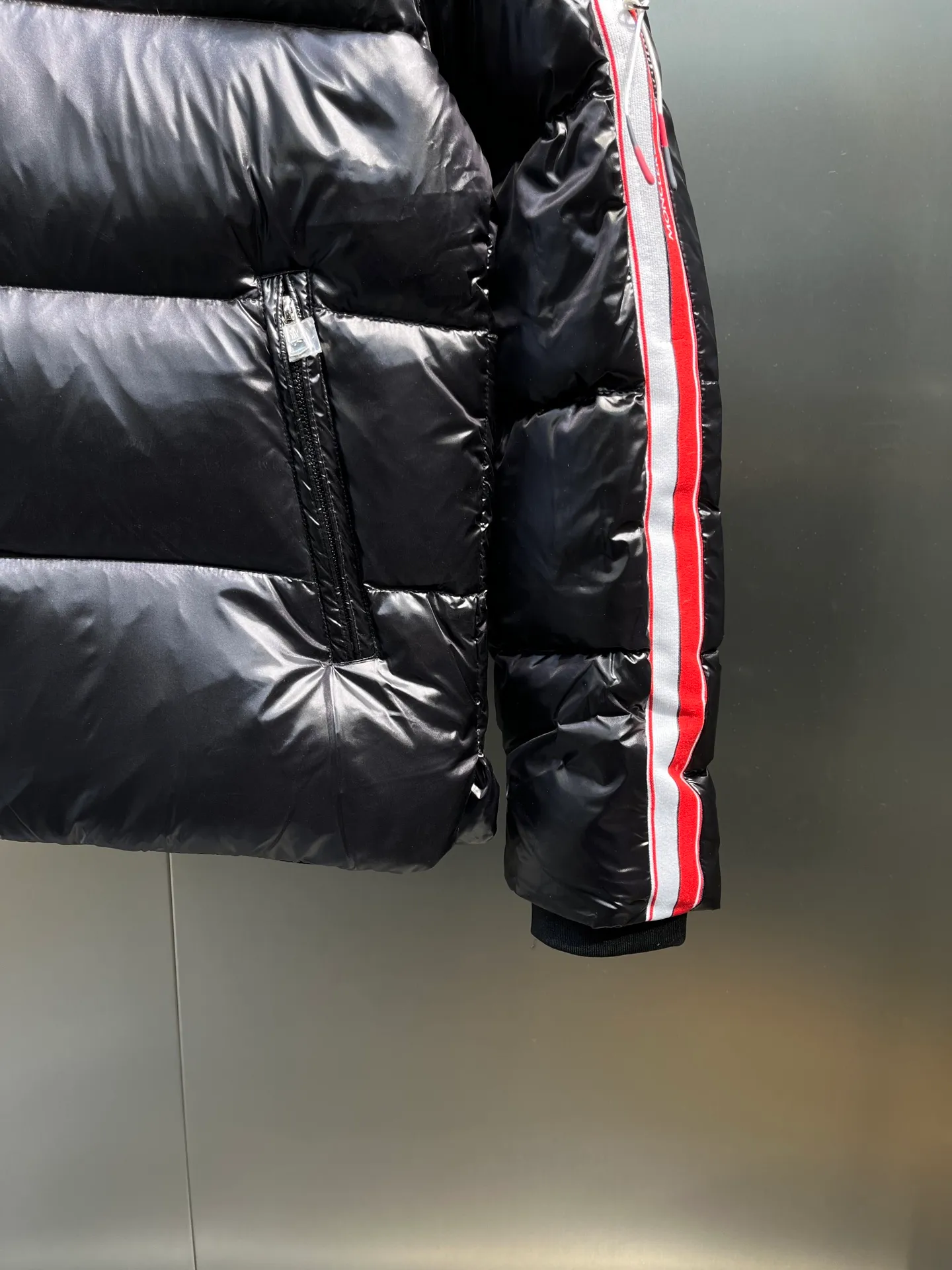 P900 moncler🌟 The latest down jacket in the world is here...except that it is not on the counter, there is really no difference. Accept the most stringent and critical eyes. This down jacket is really nothing to say! Every detail is worthy of your repeated consideration. In addition to retaining its powerful down craftsmanship, more fashion elements are added, making it more and more beautiful and trendy! It’s so eye-catching that you can’t resist its attraction! Not only does it look handsome, it is made of thick windproof fabric, and it is also filled with down with sufficient weight and excellent fluffiness. The interior is filled with European standard 90 goose down, and the inner liner refuses any possibility of velvet! Made of Longue Saison nylon with down filling and pudding quilting. Hooded hood with drawstring and Moncler lettering. Zippered side pockets. Two-way zipper closure on the front. Adjustable elastic cuffs with snap button closure. A zippered hidden pocket is also made on the sleeve. The shoulders are regularly cut, and the body has a straight cut. Exterior: 100% polyamide/nylon; Lining: 100% polyamide/nylon; Filling: 90% down, 10% feather; 1 material: 100% polyamide/nylon Each down jacket has more than 400 grams of down filling. A true cost-effective cold-resistant weapon. Color: black, white, size: 12345