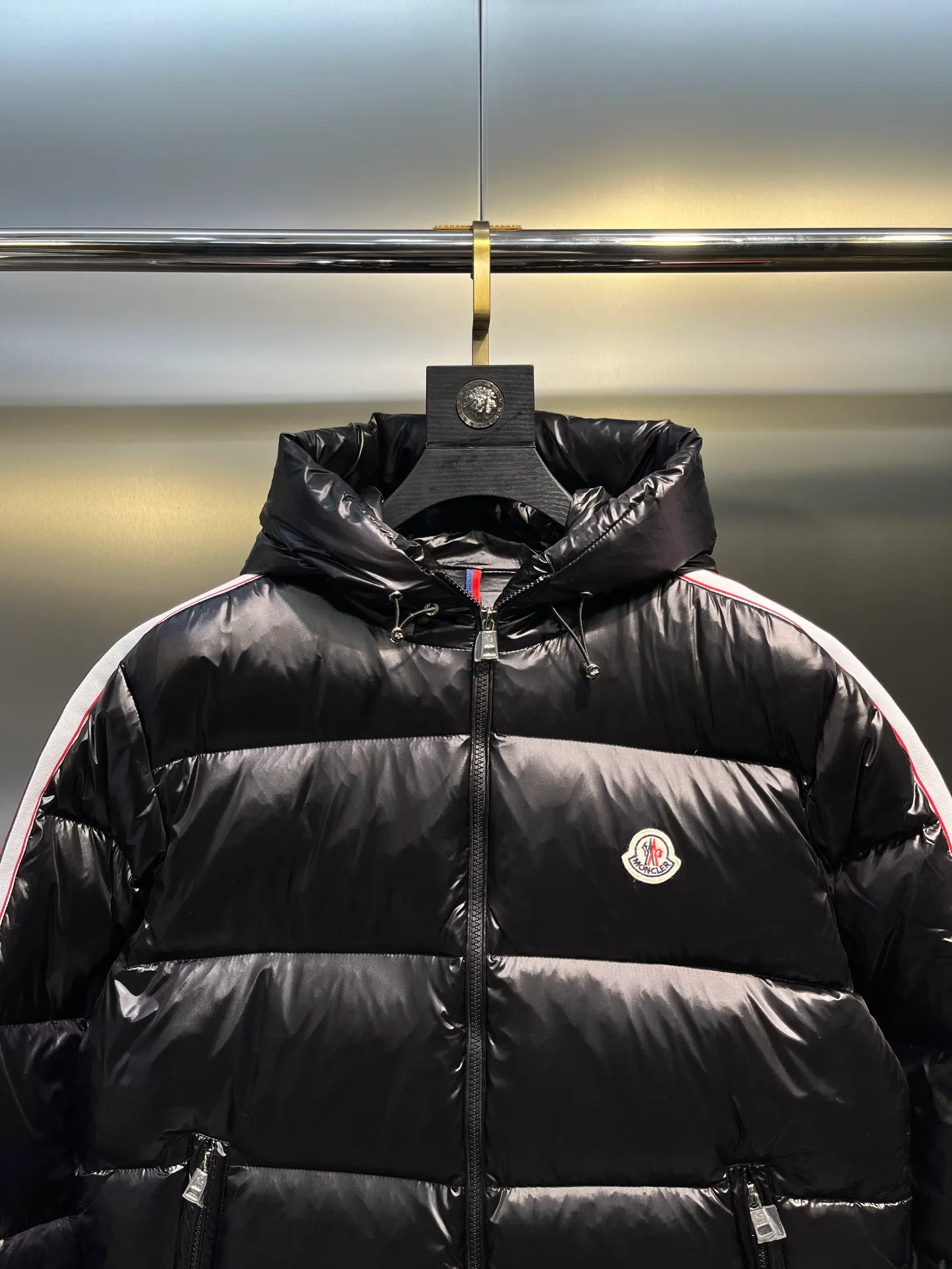 P900 moncler🌟 The latest down jacket in the world is here...except that it is not on the counter, there is really no difference. Accept the most stringent and critical eyes. This down jacket is really nothing to say! Every detail is worthy of your repeated consideration. In addition to retaining its powerful down craftsmanship, more fashion elements are added, making it more and more beautiful and trendy! It’s so eye-catching that you can’t resist its attraction! Not only does it look handsome, it is made of thick windproof fabric, and it is also filled with down with sufficient weight and excellent fluffiness. The interior is filled with European standard 90 goose down, and the inner liner refuses any possibility of velvet! Made of Longue Saison nylon with down filling and pudding quilting. Hooded hood with drawstring and Moncler lettering. Zippered side pockets. Two-way zipper closure on the front. Adjustable elastic cuffs with snap button closure. A zippered hidden pocket is also made on the sleeve. The shoulders are regularly cut, and the body has a straight cut. Exterior: 100% polyamide/nylon; Lining: 100% polyamide/nylon; Filling: 90% down, 10% feather; 1 material: 100% polyamide/nylon Each down jacket has more than 400 grams of down filling. A true cost-effective cold-resistant weapon. Color: black, white, size: 12345