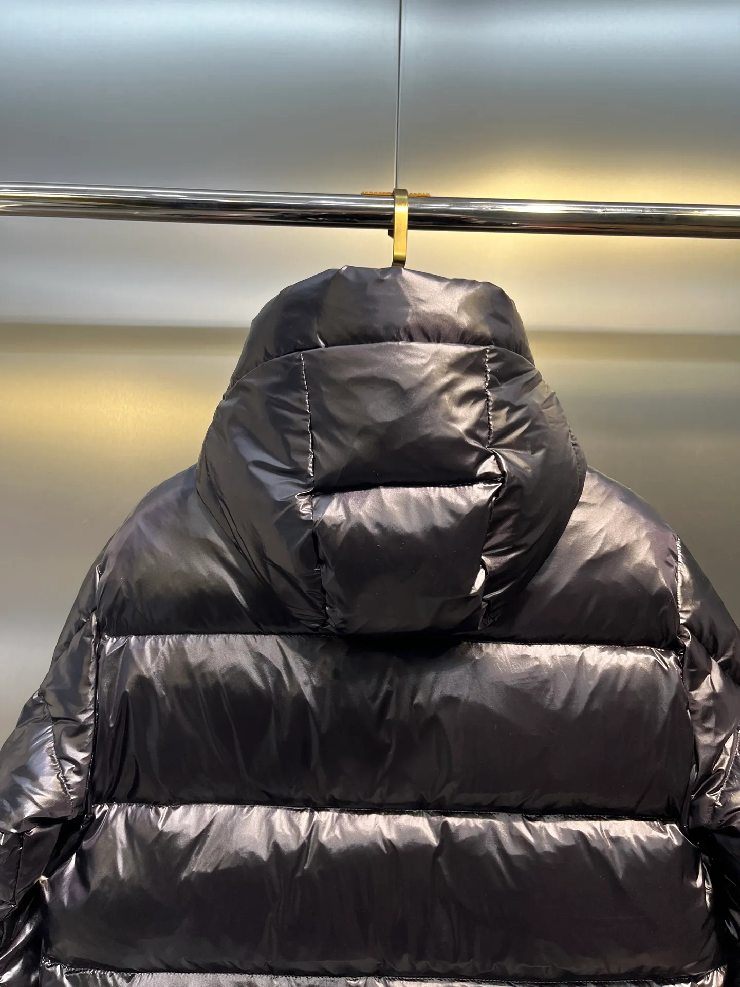 P900 moncler🌟 The latest down jacket in the world is here...except that it is not on the counter, there is really no difference. Accept the most stringent and critical eyes. This down jacket is really nothing to say! Every detail is worthy of your repeated consideration. In addition to retaining its powerful down craftsmanship, more fashion elements are added, making it more and more beautiful and trendy! It’s so eye-catching that you can’t resist its attraction! Not only does it look handsome, it is made of thick windproof fabric, and it is also filled with down with sufficient weight and excellent fluffiness. The interior is filled with European standard 90 goose down, and the inner liner refuses any possibility of velvet! Made of Longue Saison nylon with down filling and pudding quilting. Hooded hood with drawstring and Moncler lettering. Zippered side pockets. Two-way zipper closure on the front. Adjustable elastic cuffs with snap button closure. A zippered hidden pocket is also made on the sleeve. The shoulders are regularly cut, and the body has a straight cut. Exterior: 100% polyamide/nylon; Lining: 100% polyamide/nylon; Filling: 90% down, 10% feather; 1 material: 100% polyamide/nylon Each down jacket has more than 400 grams of down filling. A true cost-effective cold-resistant weapon. Color: black, white, size: 12345