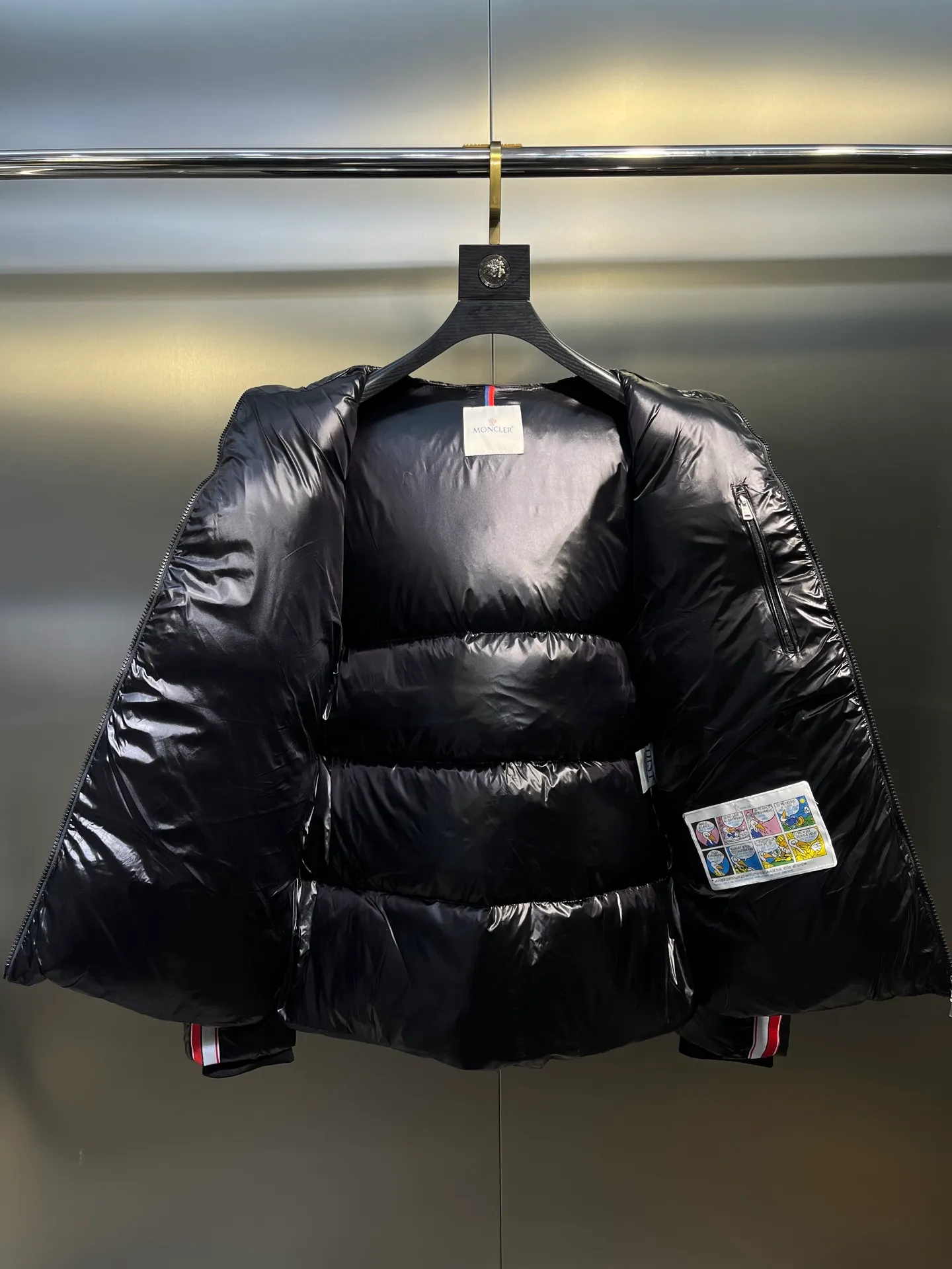 P900 moncler🌟 The latest down jacket in the world is here...except that it is not on the counter, there is really no difference. Accept the most stringent and critical eyes. This down jacket is really nothing to say! Every detail is worthy of your repeated consideration. In addition to retaining its powerful down craftsmanship, more fashion elements are added, making it more and more beautiful and trendy! It’s so eye-catching that you can’t resist its attraction! Not only does it look handsome, it is made of thick windproof fabric, and it is also filled with down with sufficient weight and excellent fluffiness. The interior is filled with European standard 90 goose down, and the inner liner refuses any possibility of velvet! Made of Longue Saison nylon with down filling and pudding quilting. Hooded hood with drawstring and Moncler lettering. Zippered side pockets. Two-way zipper closure on the front. Adjustable elastic cuffs with snap button closure. A zippered hidden pocket is also made on the sleeve. The shoulders are regularly cut, and the body has a straight cut. Exterior: 100% polyamide/nylon; Lining: 100% polyamide/nylon; Filling: 90% down, 10% feather; 1 material: 100% polyamide/nylon Each down jacket has more than 400 grams of down filling. A true cost-effective cold-resistant weapon. Color: black, white, size: 12345