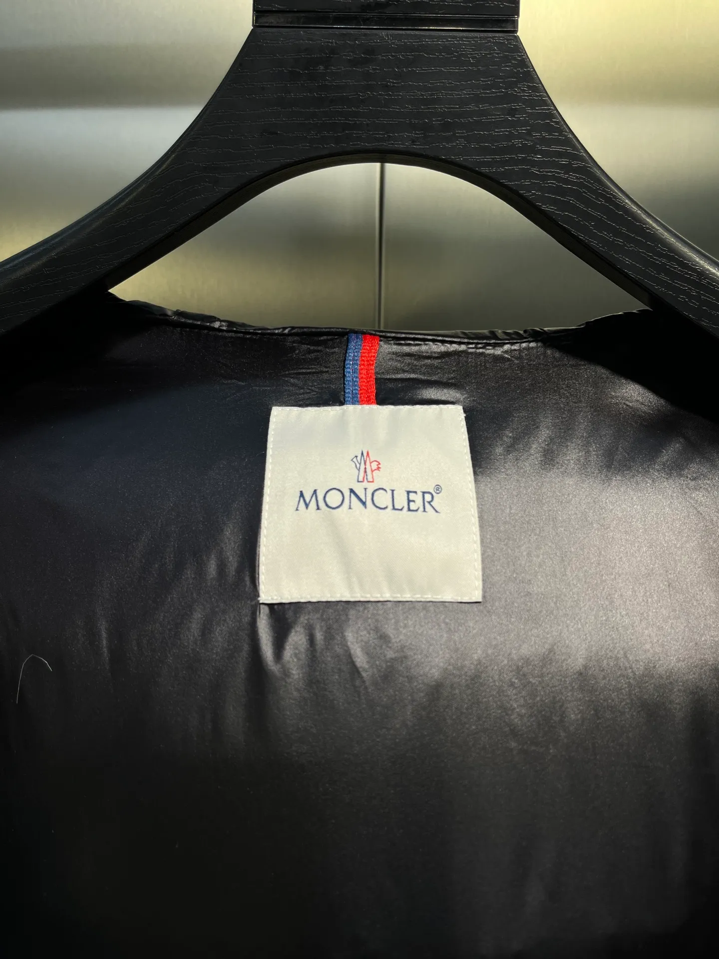 P900 moncler🌟 The latest down jacket in the world is here...except that it is not on the counter, there is really no difference. Accept the most stringent and critical eyes. This down jacket is really nothing to say! Every detail is worthy of your repeated consideration. In addition to retaining its powerful down craftsmanship, more fashion elements are added, making it more and more beautiful and trendy! It’s so eye-catching that you can’t resist its attraction! Not only does it look handsome, it is made of thick windproof fabric, and it is also filled with down with sufficient weight and excellent fluffiness. The interior is filled with European standard 90 goose down, and the inner liner refuses any possibility of velvet! Made of Longue Saison nylon with down filling and pudding quilting. Hooded hood with drawstring and Moncler lettering. Zippered side pockets. Two-way zipper closure on the front. Adjustable elastic cuffs with snap button closure. A zippered hidden pocket is also made on the sleeve. The shoulders are regularly cut, and the body has a straight cut. Exterior: 100% polyamide/nylon; Lining: 100% polyamide/nylon; Filling: 90% down, 10% feather; 1 material: 100% polyamide/nylon Each down jacket has more than 400 grams of down filling. A true cost-effective cold-resistant weapon. Color: black, white, size: 12345