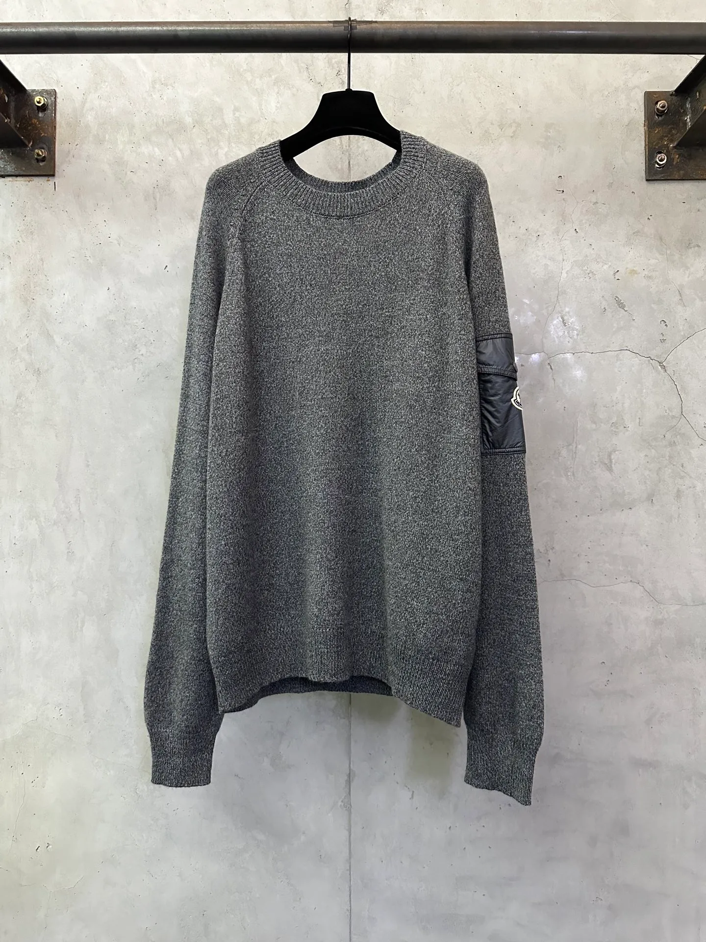 P410 MONCLER round neck long-sleeved wool and cashmere sweater. Fabric: Made of 30% wool double-ply blended wool. It is recommended to dry clean (this product is woven from wool and is not easy to machine wash). Customized hardware. Thread. Accessories. Alignment. Same style for men and women. -Color: Gray -Size: S M L XL