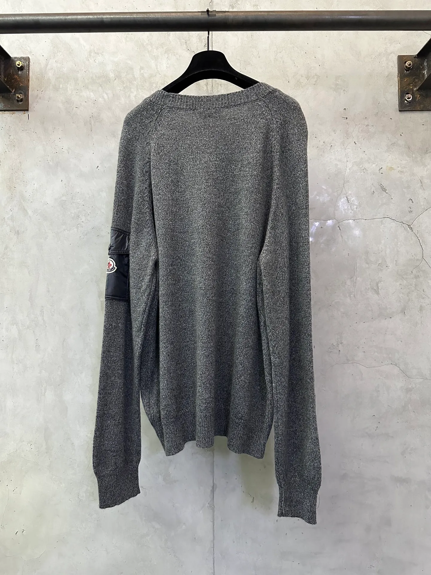 P410 MONCLER round neck long-sleeved wool and cashmere sweater. Fabric: Made of 30% wool double-ply blended wool. It is recommended to dry clean (this product is woven from wool and is not easy to machine wash). Customized hardware. Thread. Accessories. Alignment. Same style for men and women. -Color: Gray -Size: S M L XL