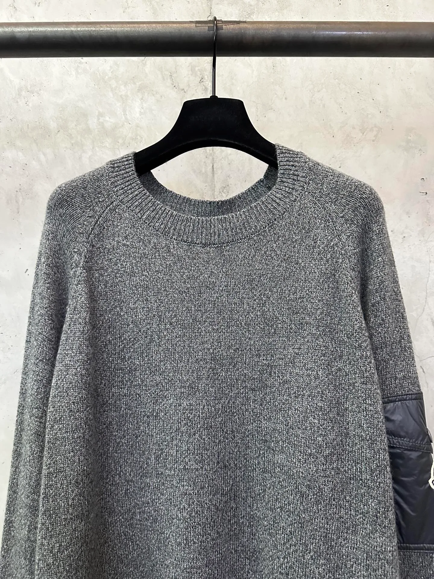 P410 MONCLER round neck long-sleeved wool and cashmere sweater. Fabric: Made of 30% wool double-ply blended wool. It is recommended to dry clean (this product is woven from wool and is not easy to machine wash). Customized hardware. Thread. Accessories. Alignment. Same style for men and women. -Color: Gray -Size: S M L XL