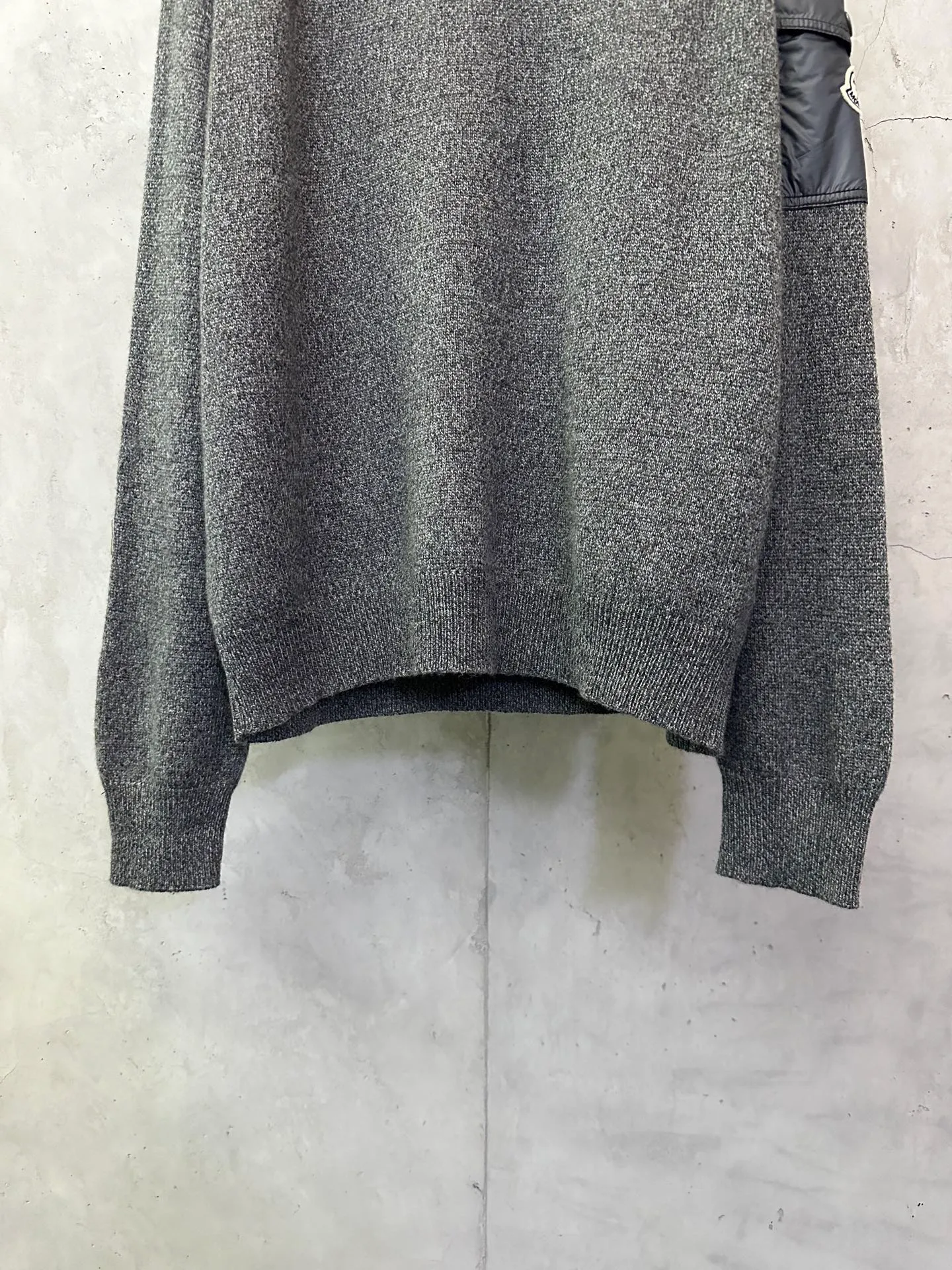 P410 MONCLER round neck long-sleeved wool and cashmere sweater. Fabric: Made of 30% wool double-ply blended wool. It is recommended to dry clean (this product is woven from wool and is not easy to machine wash). Customized hardware. Thread. Accessories. Alignment. Same style for men and women. -Color: Gray -Size: S M L XL