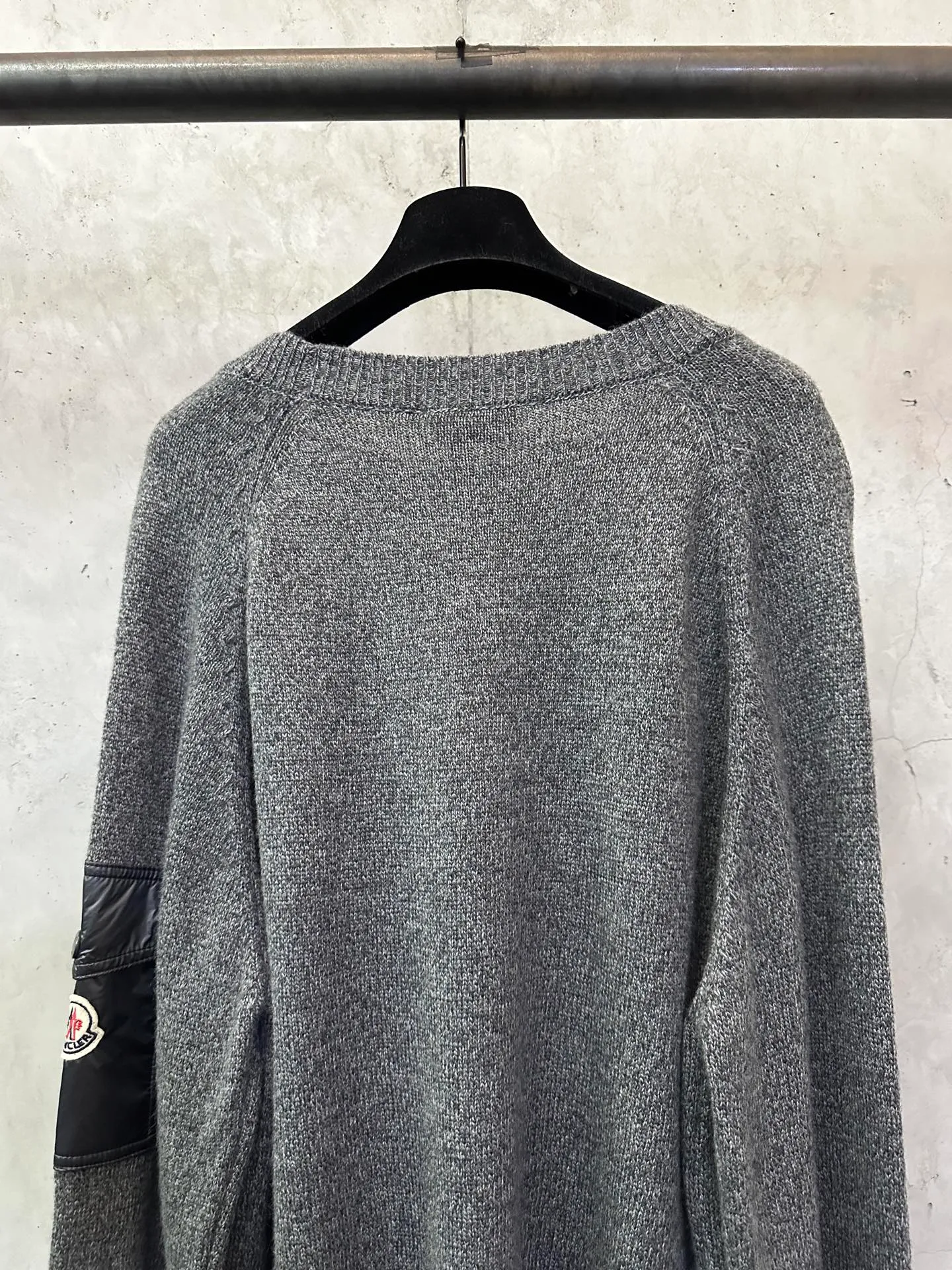 P410 MONCLER round neck long-sleeved wool and cashmere sweater. Fabric: Made of 30% wool double-ply blended wool. It is recommended to dry clean (this product is woven from wool and is not easy to machine wash). Customized hardware. Thread. Accessories. Alignment. Same style for men and women. -Color: Gray -Size: S M L XL