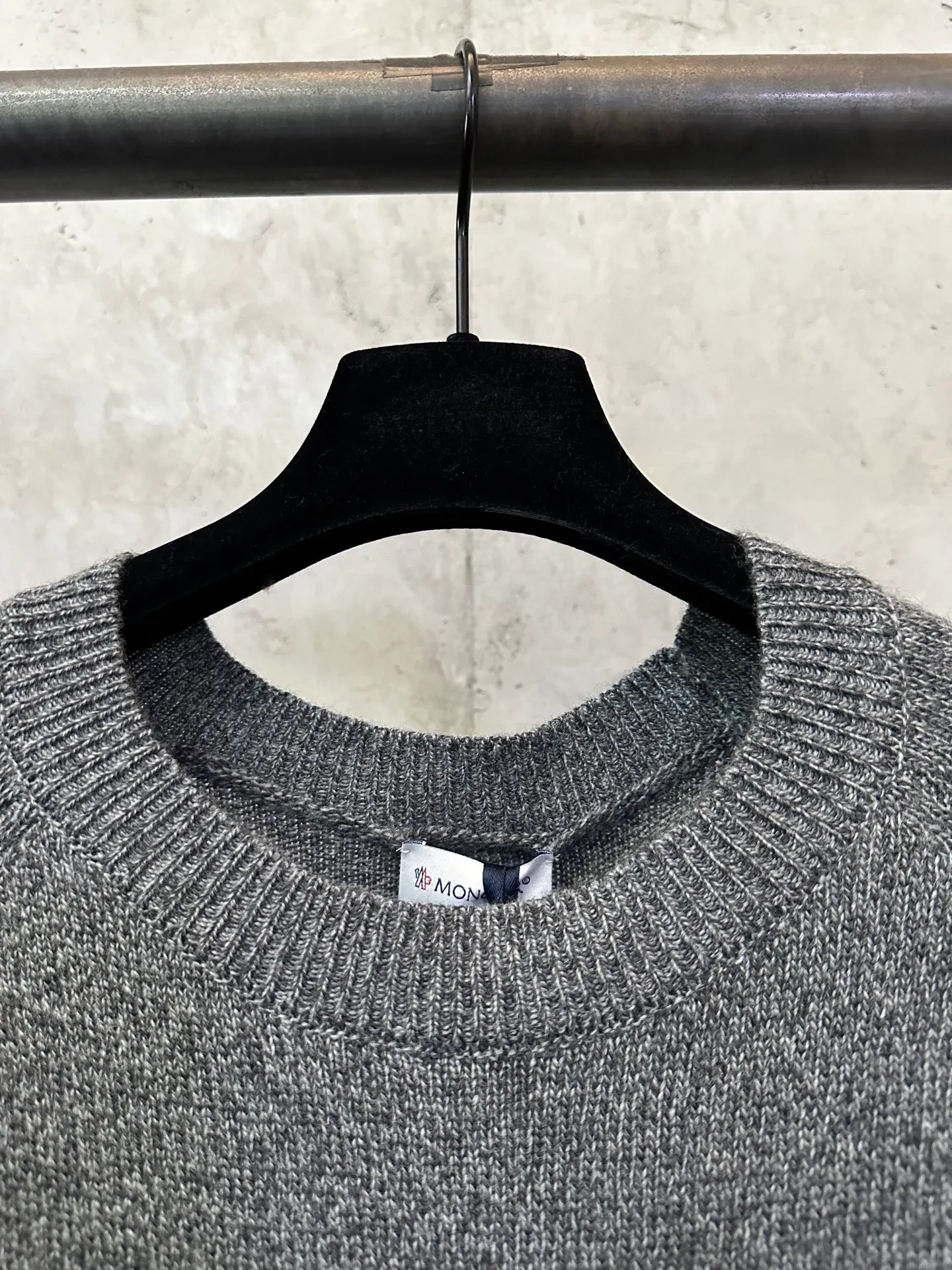 P410 MONCLER round neck long-sleeved wool and cashmere sweater. Fabric: Made of 30% wool double-ply blended wool. It is recommended to dry clean (this product is woven from wool and is not easy to machine wash). Customized hardware. Thread. Accessories. Alignment. Same style for men and women. -Color: Gray -Size: S M L XL
