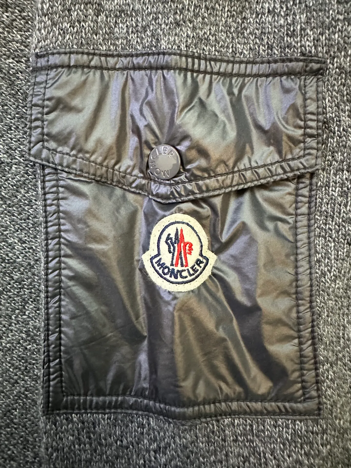 P410 MONCLER round neck long-sleeved wool and cashmere sweater. Fabric: Made of 30% wool double-ply blended wool. It is recommended to dry clean (this product is woven from wool and is not easy to machine wash). Customized hardware. Thread. Accessories. Alignment. Same style for men and women. -Color: Gray -Size: S M L XL