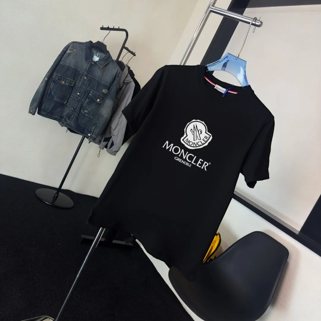 P140 Upgraded version "Mobile phone smart sensor ~ NFC chip armband ~ Direct access to the official website for anti-counterfeiting" "Moncler ~ Mouth Mouth" 2025 new high-quality round neck short-sleeved T-shirt. The cuffs have imported embroidered labels. Customized dyeing, very comfortable to touch. Super versatile and good-looking short-sleeved. Complete with three labels. Non-market ordinary version. Feel free to compare. Quality is absolutely guaranteed! ‼ First of all, this original fabric is all custom-woven with 32-count double yarn fabric, 250G, and the weight is the same‼ Fine workmanship, double waistcoat method, double waistcoat method, double waistcoat method makes the whole dress more three-dimensional, which is not a craft that ordinary T-shirts can achieve🤪 Size: S-M-L-XL-2XL Color: black, white, apricot, same style for men and women