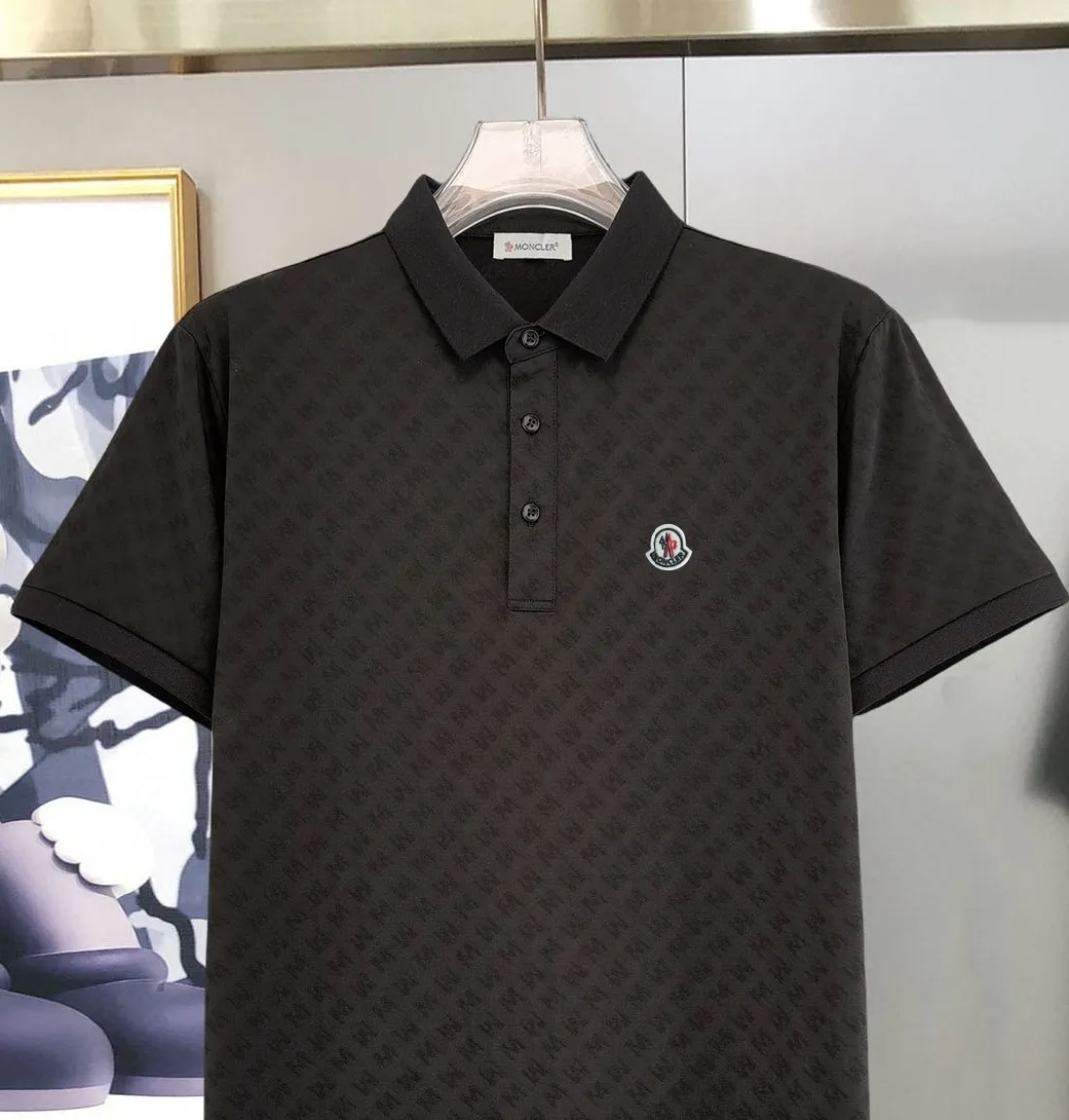 P210 Moncler 25 spring and summer top counter round neck short-sleeved T-shirt (complete with 3 labels) is made of imported Tencel cotton + jacquard fabric, original counter fabric, super brand recognition, high street and exquisite style, it will definitely become the best choice for high street appearances, short-sleeved T-shirt for couples. The fabric is light and refreshing, has a strong say in texture and comfort, has a delicate feel, is comfortable to wear, and has a good upper body effect. The mercerized cotton fabric has a very soft hand feel and the upper body is cool. This is the first time I have gotten such functional fabric in a long time. It is really good! It’s not a cheap style or material, you will definitely like it if you are trendy!  Made with the fusion of top elements, the upper body comfort is unparalleled. It can be said that it is a must-have in summer, and it is more fashionable and can easily create a fashionable outfit. It interprets your luxury and taste and creates your fashionable charm. Fashionable round neck chest T-shirt This T-shirt has exquisite craftsmanship and full design sense! The matching is trendy and stylish! This must-have item has an elegant upper body, looks good both inside and outside, and combines fashion and comfort. It looks like a basic couple’s T-shirt, but it’s actually not. It can be worn alone. It’s no problem to wear it in one piece for all seasons. The product is really, really good! It comes from the original factory. There are not many pieces that you can count on your fingers. Whether you can own it depends on your hand speed. It is flat and snug and not easy to deform. The brand logo remains the same, creating an alternative luxury fashion atmosphere and becoming a new concept emerging in 2025. Available in two colors: white and black. Size: M L XL 2XL 3XL