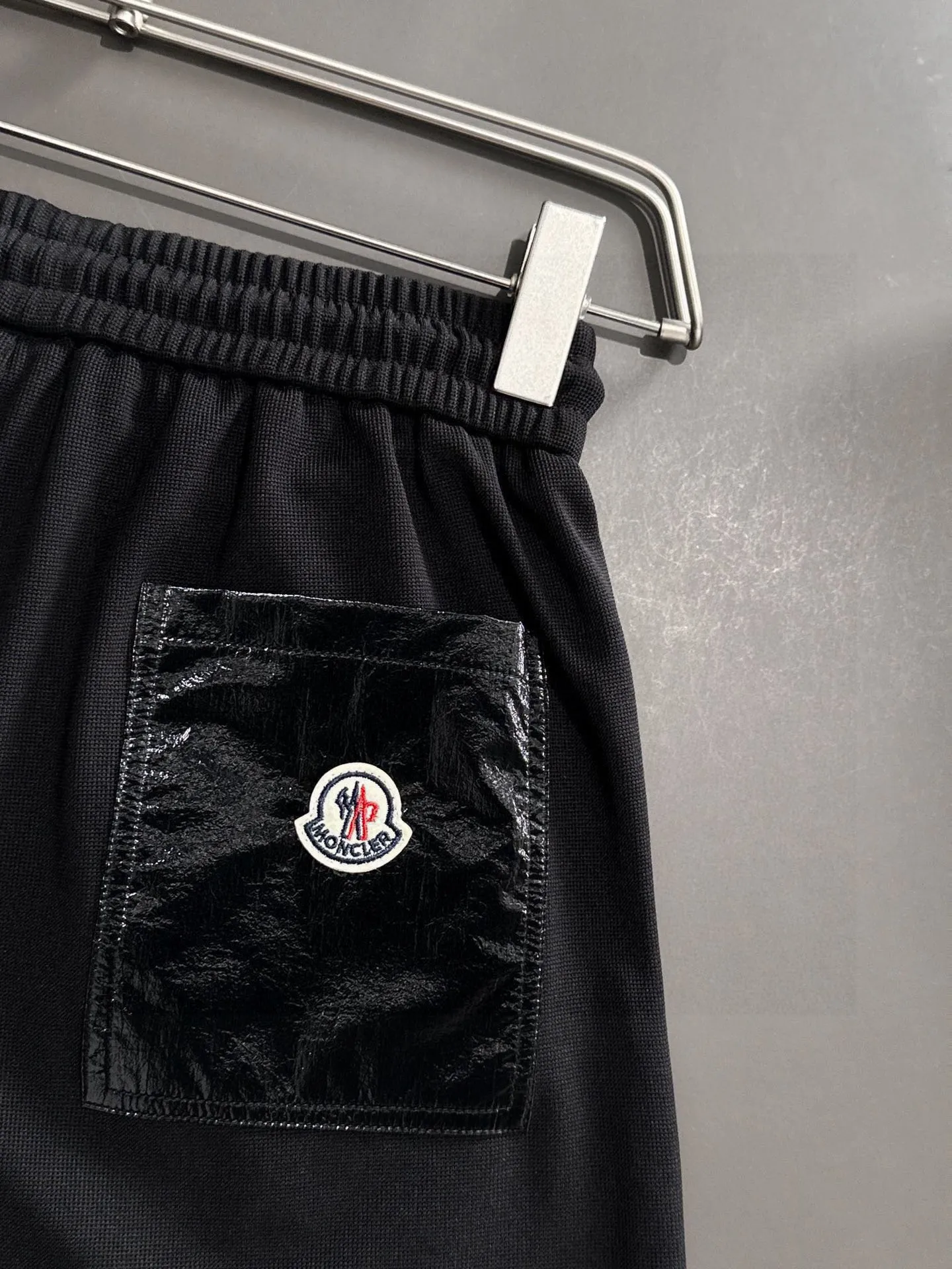 P560 Brand [MONCLER Mouth Covered] 2025 round neck short-sleeved shorts suit. The pure cotton fabric upper body will not be stuffy, the smooth and comfortable skin-friendly effect is more breathable, the fabric has its own texture, classic logo technology, a new interpretation from a unique angle, the first choice for fashion and versatility! Size: M-3XL (maximum wear: 190 pounds)