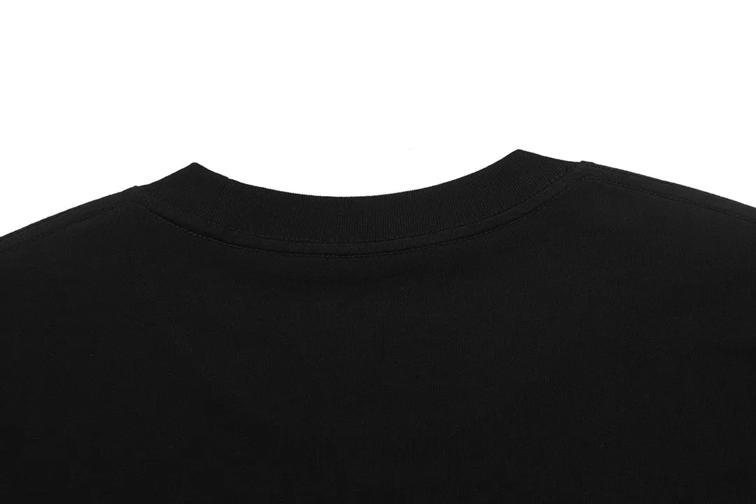 P180 Moncler 2025 new model, light luxury, classic printed letter logo, same style for men and women, long-sleeved T-shirt ·Customized 300g 100% double yarn pure cotton fabric ·Dyeing 32 count double-strand thread ·Collar label, hangtag, main mark and three labels complete Color: Black Size: XS S M L