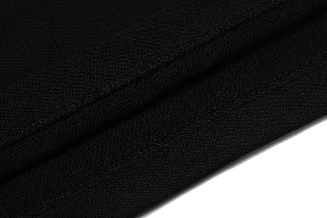 P180 Moncler 2025 new model, light luxury, classic printed letter logo, same style for men and women, long-sleeved T-shirt ·Customized 300g 100% double yarn pure cotton fabric ·Dyeing 32 count double-strand thread ·Collar label, hangtag, main mark and three labels complete Color: Black Size: XS S M L