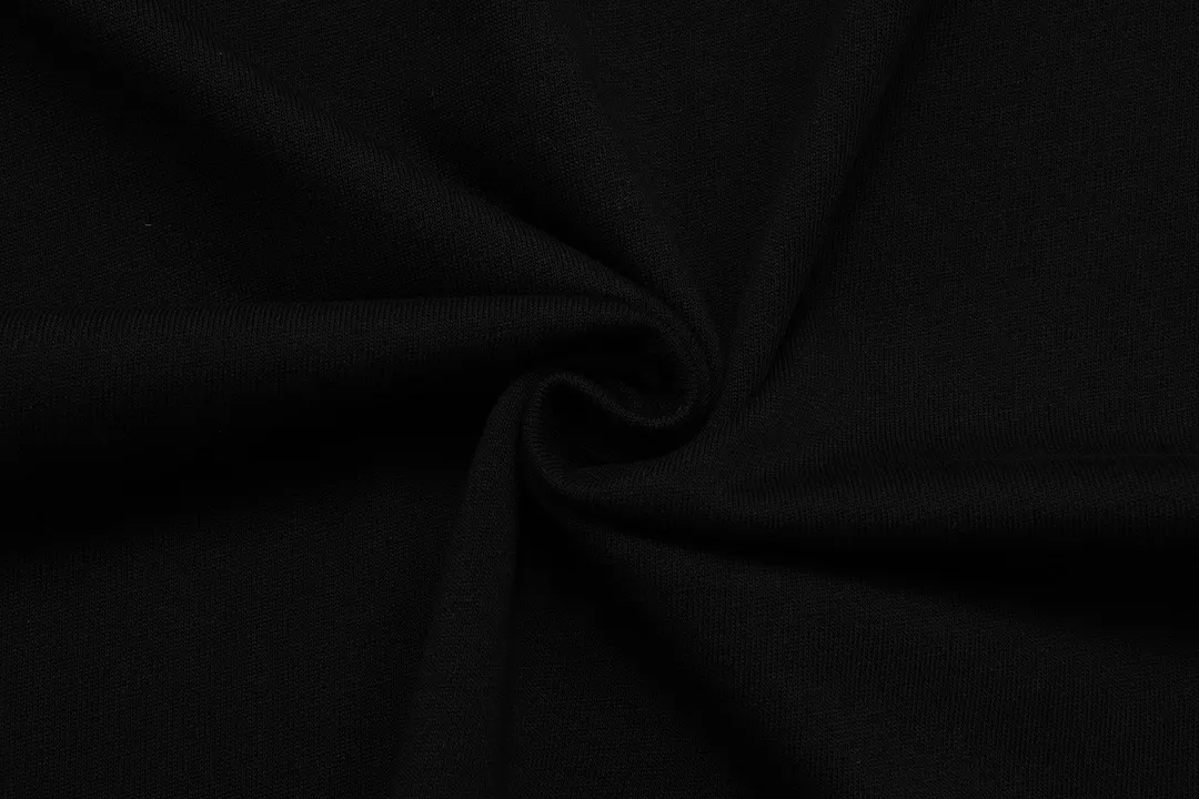 P180 Moncler 2025 new model, light luxury, classic printed letter logo, same style for men and women, long-sleeved T-shirt ·Customized 300g 100% double yarn pure cotton fabric ·Dyeing 32 count double-strand thread ·Collar label, hangtag, main mark and three labels complete Color: Black Size: XS S M L