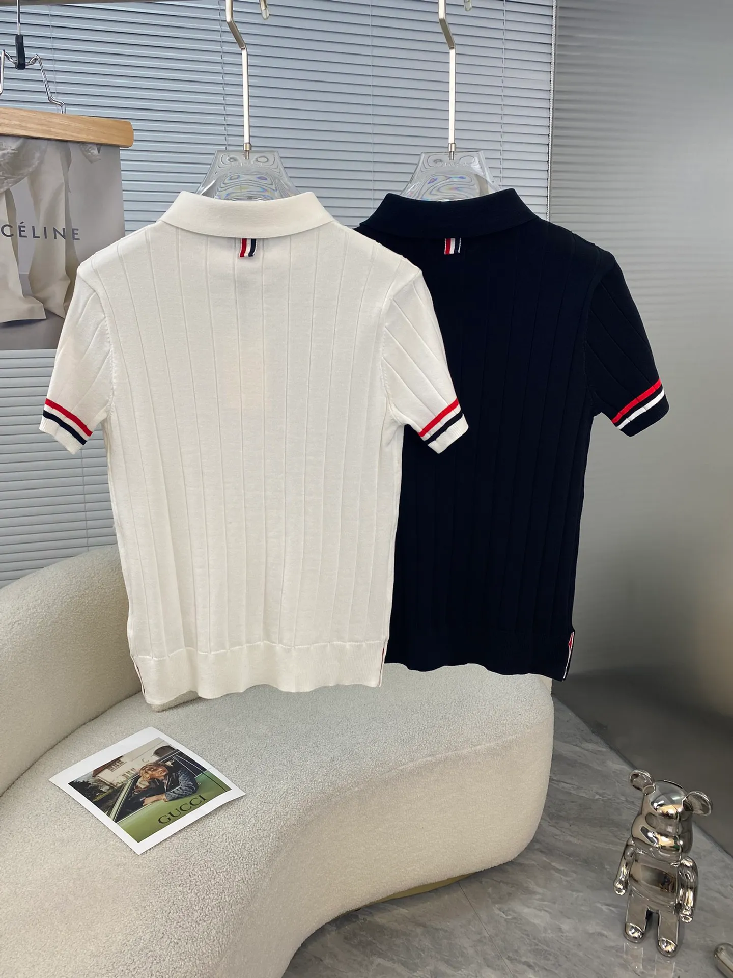 P200, Moncler 2024ss spring and summer new knitted elastic lapel T-shirt, men's fashionable solid color, classic four stripes, ultra-light and breathable knitted short-sleeved Polo shirt! If you want to look younger and more energetic in summer, you must have a polo shirt. It is a classic and versatile basic shirt that can be worn every time. It is a must-have and versatile item for men in summer. Whether you are doing business or leisure travel, it can switch between various styles for you, regardless of the occasion or body shape! , very cool and comfortable to wear in summer. The fabric feels smooth and comfortable, light and breathable, the upper body is cool and pleasant, and you will not feel stuffy at all. It is extremely skin-friendly, and the workmanship and wiring details are exquisite to the extreme. It is the first choice for high-end men! 48-56