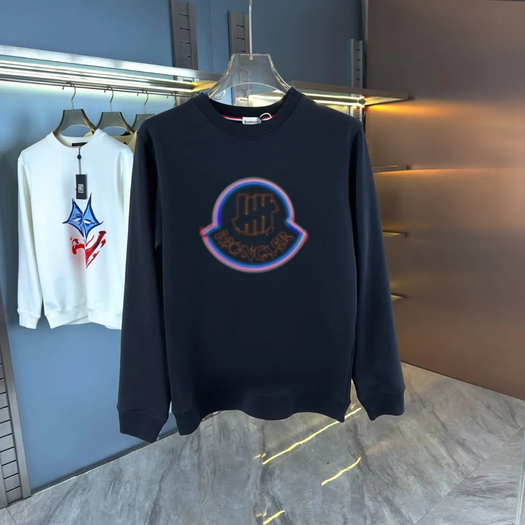 P210 High-version sweatshirt) [Long-term stock] 〖𝐌𝐎𝐍𝐂𝐋𝐄𝐑~Mask〗 Made of 440g heavy-weight fabric. It is different from the market currency. It can be matched with any variety and is properly handsome. 😎The whole dress is made of double waistcoats. The double waistcoats make the whole dress more three-dimensional. Not ordinary factories can do such fine work. 2025 Spring runway version of the T stage, on sale at the counter, round neck terry sweatshirt, high-end double-strand pure cotton, custom-made stretch ribs, dyed in the same vat, complete with three standards, matched with exquisite embroidered LOGO on the chest, simple and advanced, same style for men and women. Color: black, apricot, white, size: S M L XL 2XL