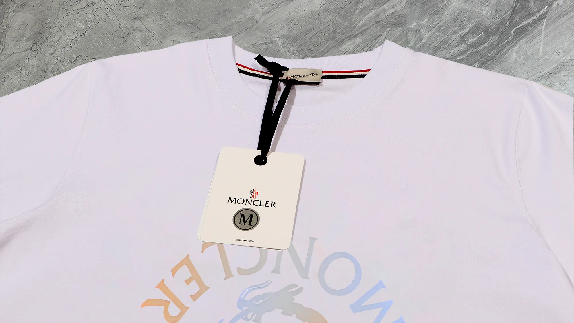 P140 💰Upgraded version "Mobile phone smart sensor ~ NFC chip armband ~ direct access to the official website for anti-counterfeiting" "Moncler ~ Mouth Mouth" 2025 new high-quality round neck short-sleeved T-shirt. The cuffs have imported embroidered labels. Customized dyeing, very comfortable to touch. Super versatile and good-looking short-sleeved. Complete with three labels. Non-market ordinary version. Feel free to compare. Quality is absolutely guaranteed! ‼ First of all, this original fabric is all custom-woven with 32-count double yarn fabric, 250G, and the weight is the same‼ Fine workmanship, double waistcoat method, double waistcoat method, double waistcoat method makes the whole dress more three-dimensional, which is not a craft that ordinary T-shirts can achieve🤪 Size: S-M-L-XL-2XL Color: black, white, apricot, same style for men and women
