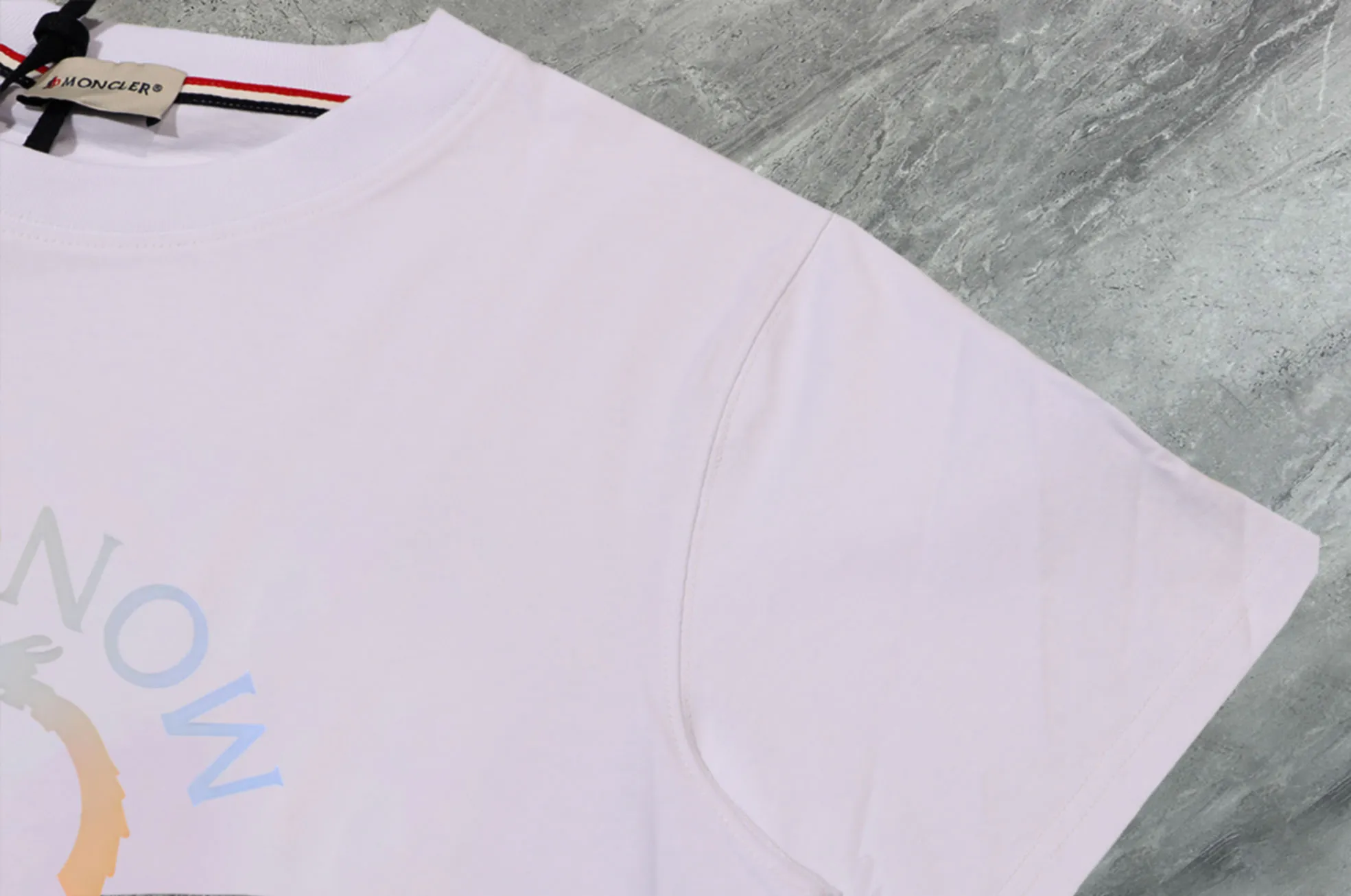 P140 💰Upgraded version "Mobile phone smart sensor ~ NFC chip armband ~ direct access to the official website for anti-counterfeiting" "Moncler ~ Mouth Mouth" 2025 new high-quality round neck short-sleeved T-shirt. The cuffs have imported embroidered labels. Customized dyeing, very comfortable to touch. Super versatile and good-looking short-sleeved. Complete with three labels. Non-market ordinary version. Feel free to compare. Quality is absolutely guaranteed! ‼ First of all, this original fabric is all custom-woven with 32-count double yarn fabric, 250G, and the weight is the same‼ Fine workmanship, double waistcoat method, double waistcoat method, double waistcoat method makes the whole dress more three-dimensional, which is not a craft that ordinary T-shirts can achieve🤪 Size: S-M-L-XL-2XL Color: black, white, apricot, same style for men and women
