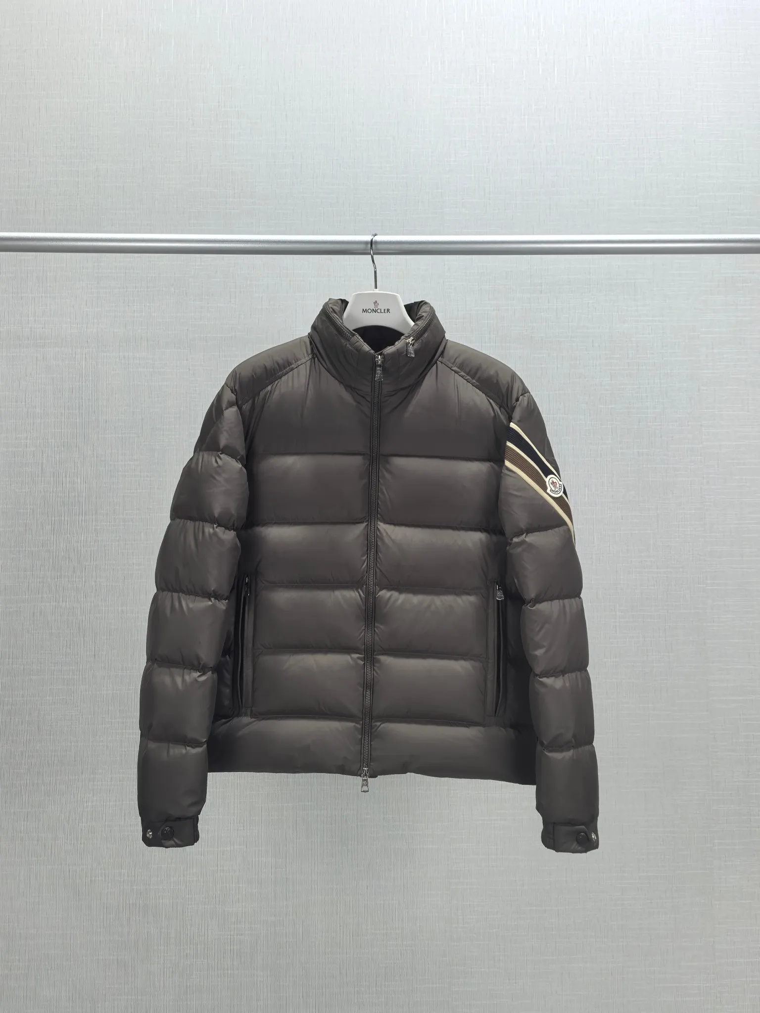P880 Style number: Y121 Moncler Solayan men's three-color trimmed short down jacket! The latest official website is available simultaneously! ! White duck down filling ~ the most delicate, light and neat fabric!  The Solayan Men's Short Down Jacket features the season's signature stripe detailing, blending sporty spirit with timeless style.  The Solayan down jacket is made of micro chic fabric and has a tough square shape design, highlighting Moncler's sporty spirit. This cropped down jacket features tricolor stripes on the sleeves, a seasonal take on the brand's signature. Comes with a practical pull-out hood. Color: Black Royal Blue Brown Size: 1-2-3-4-5