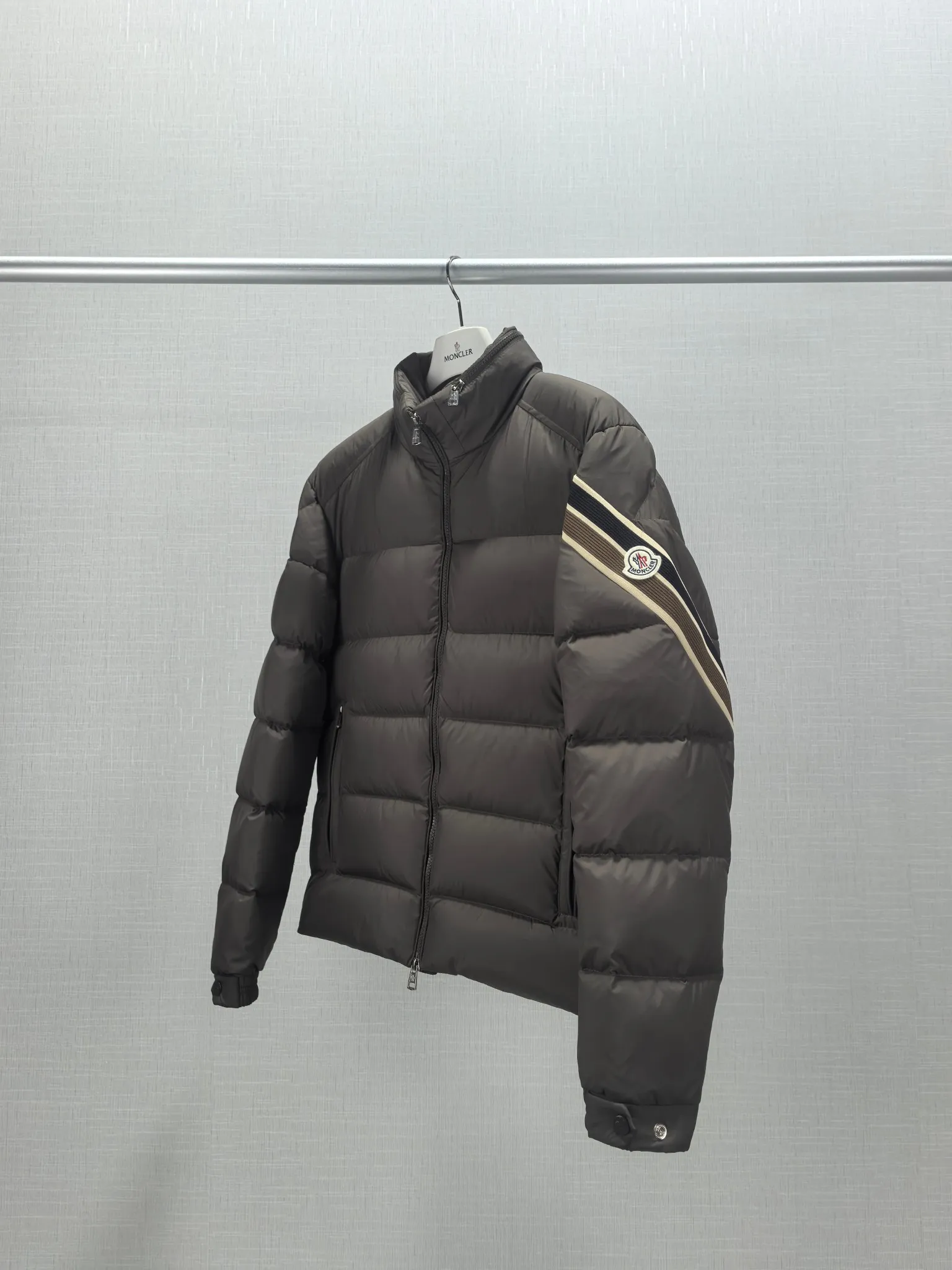 P880 Style number: Y121 Moncler Solayan men's three-color trimmed short down jacket! The latest official website is available simultaneously! ! White duck down filling ~ the most delicate, light and neat fabric!  The Solayan Men's Short Down Jacket features the season's signature stripe detailing, blending sporty spirit with timeless style.  The Solayan down jacket is made of micro chic fabric and has a tough square shape design, highlighting Moncler's sporty spirit. This cropped down jacket features tricolor stripes on the sleeves, a seasonal take on the brand's signature. Comes with a practical pull-out hood. Color: Black Royal Blue Brown Size: 1-2-3-4-5