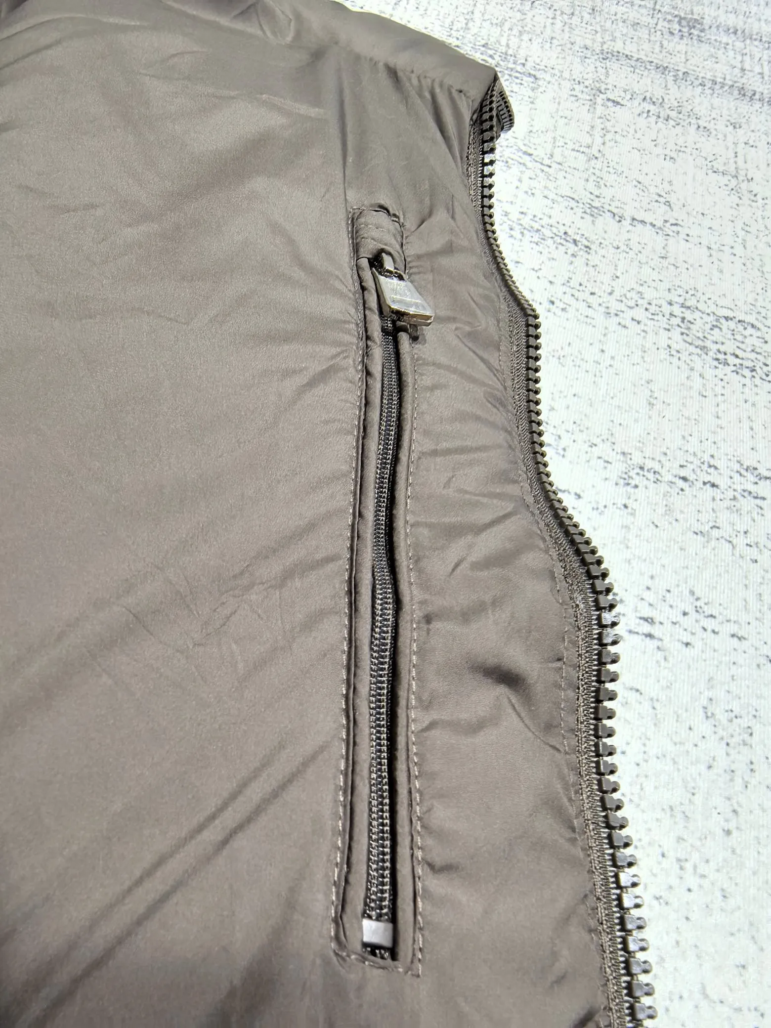 P880 Style number: Y121 Moncler Solayan men's three-color trimmed short down jacket! The latest official website is available simultaneously! ! White duck down filling ~ the most delicate, light and neat fabric!  The Solayan Men's Short Down Jacket features the season's signature stripe detailing, blending sporty spirit with timeless style.  The Solayan down jacket is made of micro chic fabric and has a tough square shape design, highlighting Moncler's sporty spirit. This cropped down jacket features tricolor stripes on the sleeves, a seasonal take on the brand's signature. Comes with a practical pull-out hood. Color: Black Royal Blue Brown Size: 1-2-3-4-5