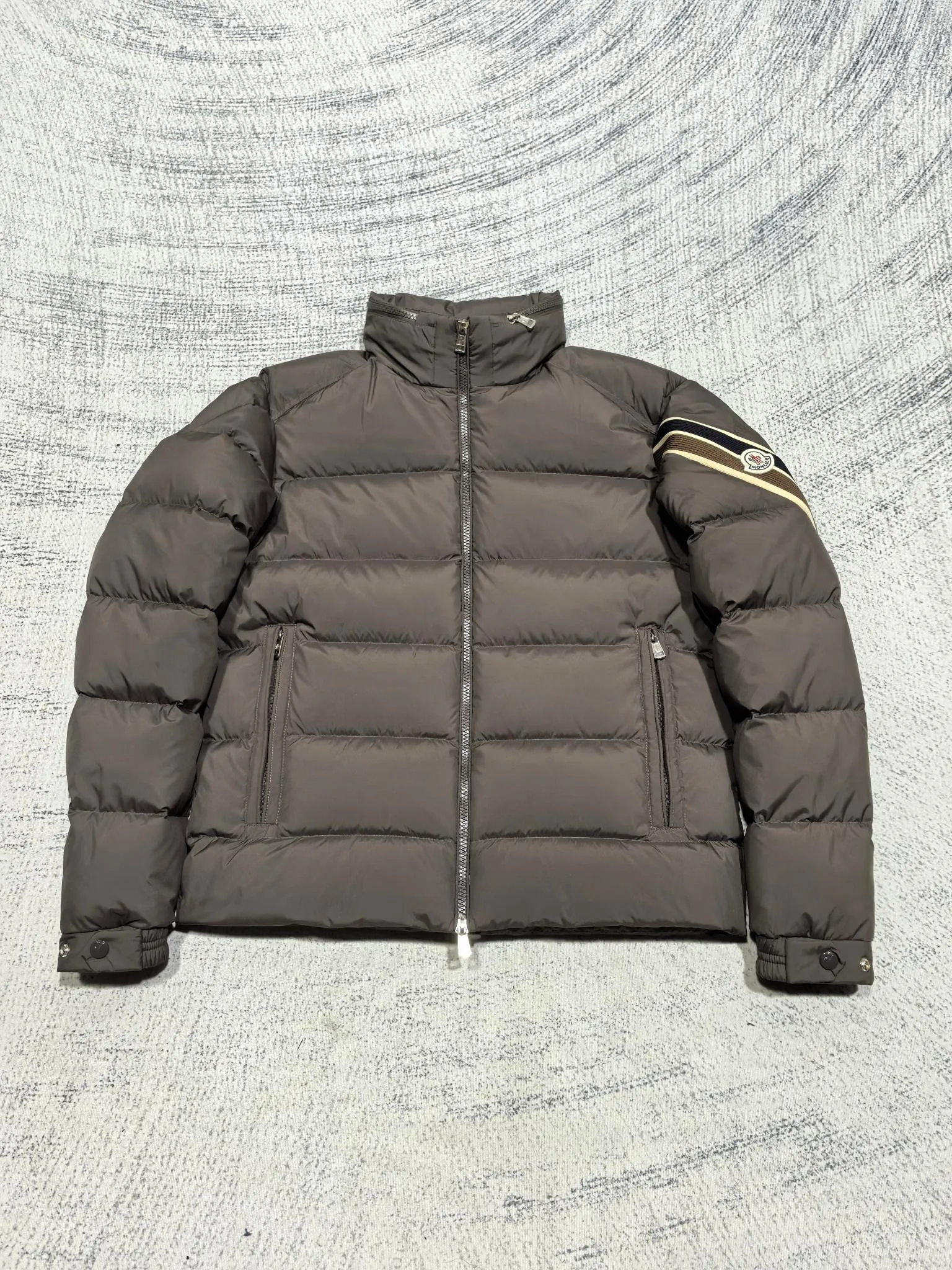 P880 Style number: Y121 Moncler Solayan men's three-color trimmed short down jacket! The latest official website is available simultaneously! ! White duck down filling ~ the most delicate, light and neat fabric!  The Solayan Men's Short Down Jacket features the season's signature stripe detailing, blending sporty spirit with timeless style.  The Solayan down jacket is made of micro chic fabric and has a tough square shape design, highlighting Moncler's sporty spirit. This cropped down jacket features tricolor stripes on the sleeves, a seasonal take on the brand's signature. Comes with a practical pull-out hood. Color: Black Royal Blue Brown Size: 1-2-3-4-5