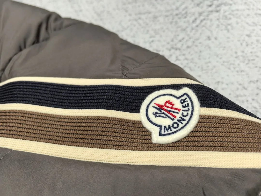 P880 Style number: Y121 Moncler Solayan men's three-color trimmed short down jacket! The latest official website is available simultaneously! ! White duck down filling ~ the most delicate, light and neat fabric!  The Solayan Men's Short Down Jacket features the season's signature stripe detailing, blending sporty spirit with timeless style.  The Solayan down jacket is made of micro chic fabric and has a tough square shape design, highlighting Moncler's sporty spirit. This cropped down jacket features tricolor stripes on the sleeves, a seasonal take on the brand's signature. Comes with a practical pull-out hood. Color: Black Royal Blue Brown Size: 1-2-3-4-5