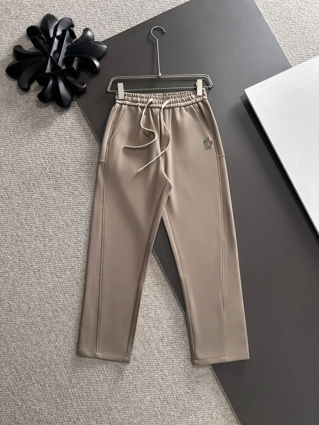 Shipped in 2-3 days P360 MONCLER/Mongolian Exclusive first release of 25ss autumn and winter new high-quality trousers Compare real-life details at will A perfect choice for autumn and winter. A must-have item. Sizes: M to 4XL (please state your height and weight when placing an order)