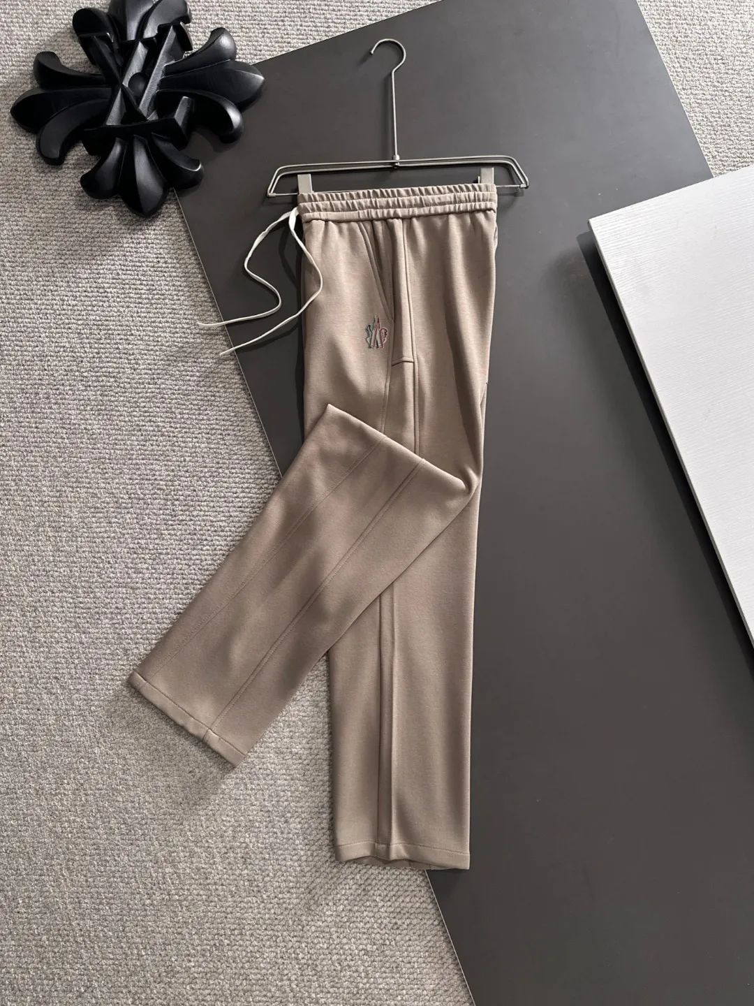 Shipped in 2-3 days P360 MONCLER/Mongolian Exclusive first release of 25ss autumn and winter new high-quality trousers Compare real-life details at will A perfect choice for autumn and winter. A must-have item. Sizes: M to 4XL (please state your height and weight when placing an order)
