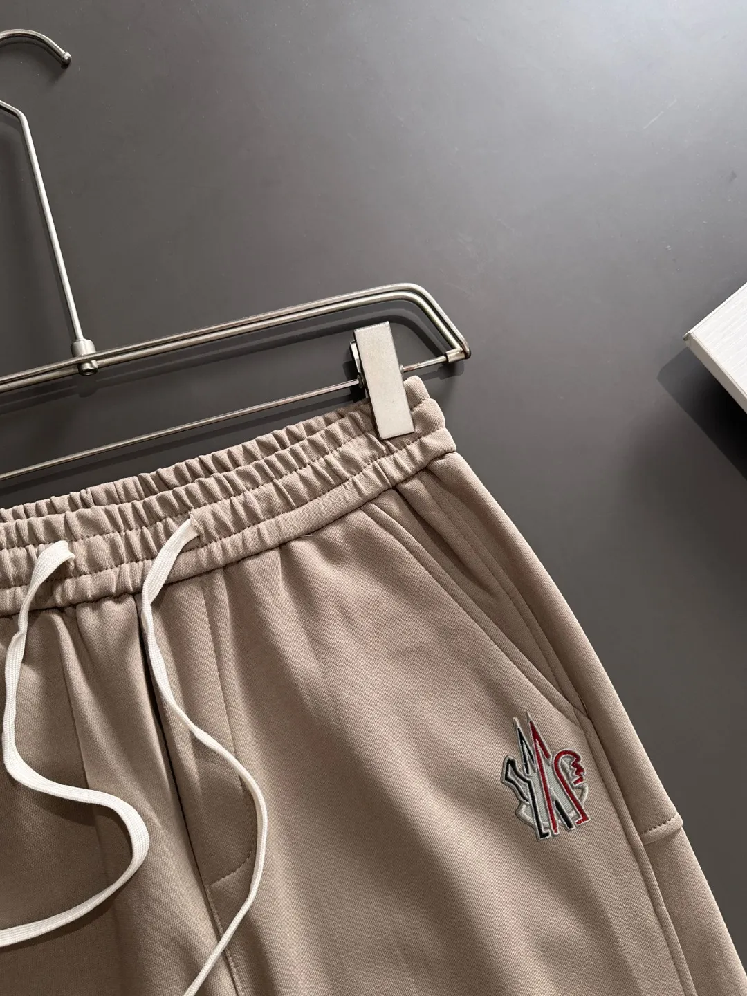 Shipped in 2-3 days P360 MONCLER/Mongolian Exclusive first release of 25ss autumn and winter new high-quality trousers Compare real-life details at will A perfect choice for autumn and winter. A must-have item. Sizes: M to 4XL (please state your height and weight when placing an order)