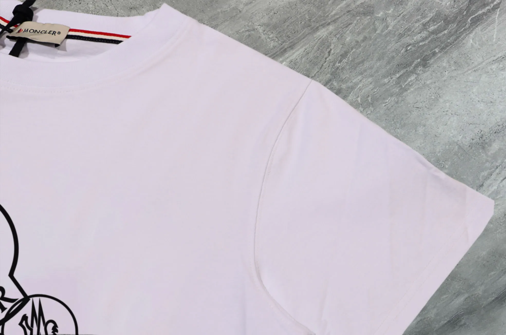 P140 💰Upgraded version "Mobile phone smart sensor ~ NFC chip armband ~ direct access to the official website for anti-counterfeiting" "Moncler ~ Mouth Mouth" 2025 new high-quality round neck short-sleeved T-shirt. The cuffs have imported embroidered labels. Customized dyeing, very comfortable to touch. Super versatile and good-looking short-sleeved. Complete with three labels. Non-market ordinary version. Feel free to compare. Quality is absolutely guaranteed! ‼ First of all, this original fabric is all custom-woven with 32-count double yarn fabric, 250G, and the weight is the same‼ Fine workmanship, double waistcoat method, double waistcoat method, double waistcoat method makes the whole dress more three-dimensional, which is not a craft that ordinary T-shirts can achieve🤪 Size: S-M-L-XL-2XL Color: black, white, apricot, same style for men and women